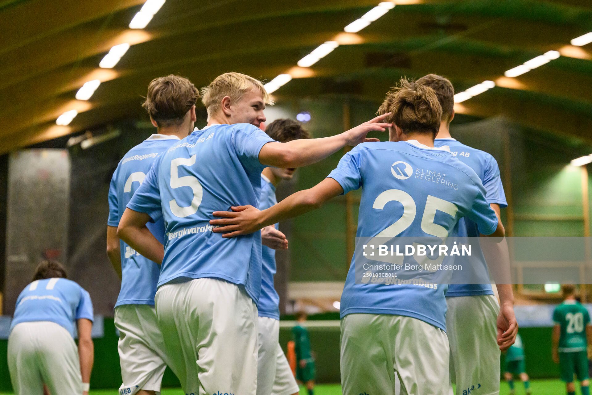 Malmö FF P16s Filip Nilsson och Vidar Skoglund jublar efter 0-1 under ungdomsturneringen Skånecupen i fotboll den 6 januari 2025 i Malmö. 