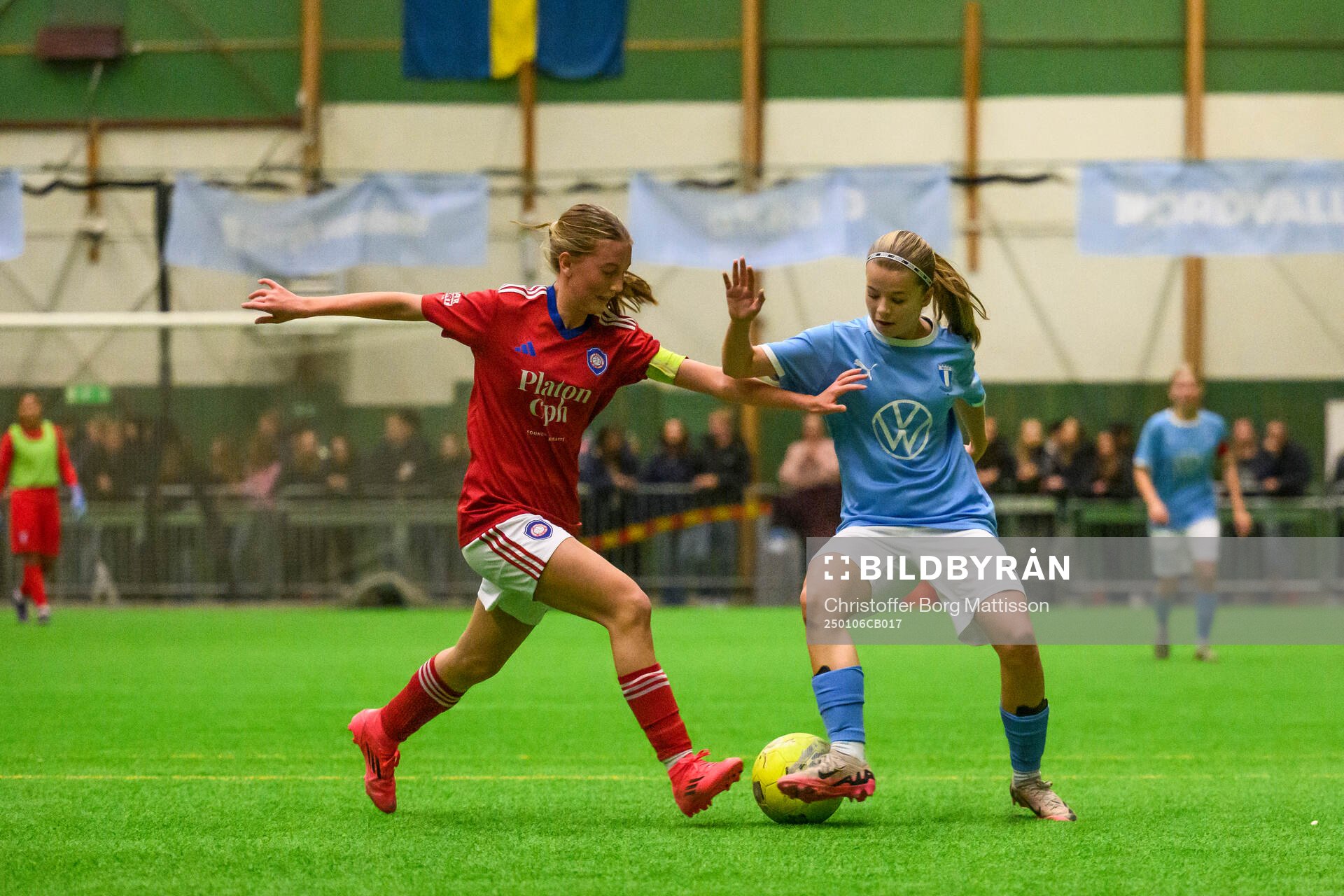 Sundby BK F16s Thilde Theis och Malmö FF F16s Sigrid Andersson under ungdomsturneringen Skånecupen i fotboll den 6 januari 2025 i Malmö. 