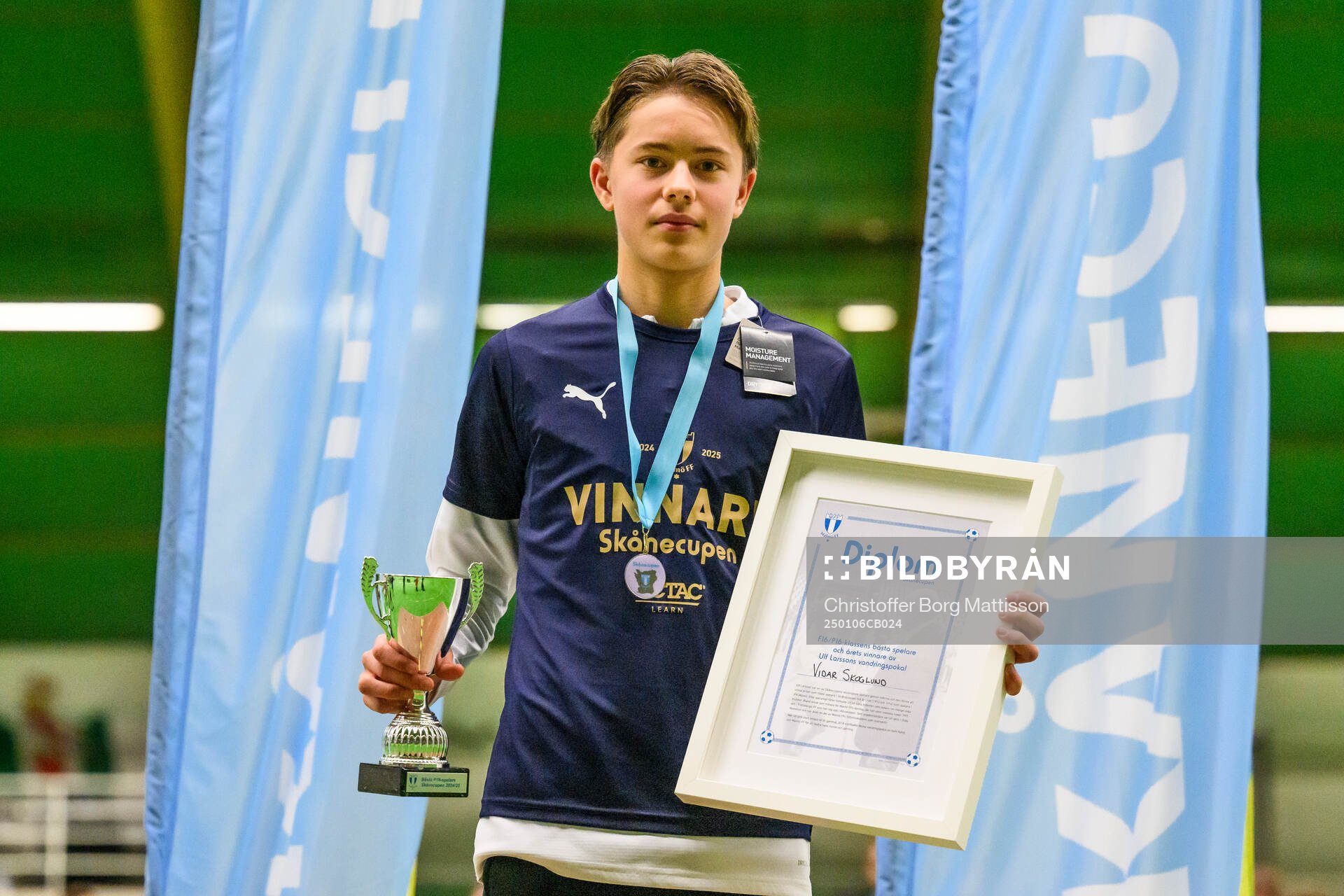 Malmö FF P16s Vidar Skoglund med pokal och diplom