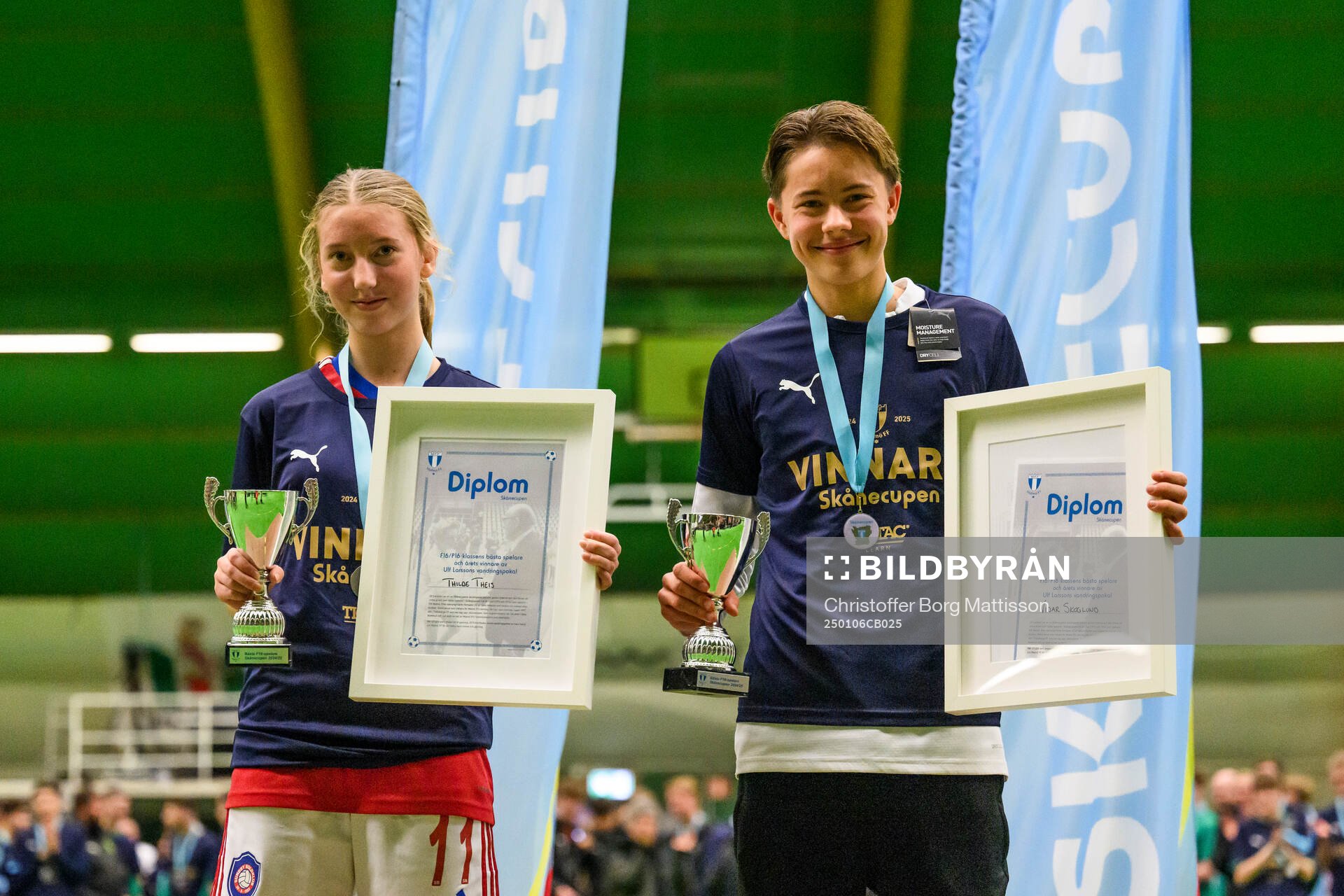 Sundby BK F16s Thilde Theis och Malmö FF P16s Vidar Skoglund med pokal och diplom efter att de mottagit pris som bästa spelare i F/P16-klassen under ungdomsturneringen Skånecupen i fotboll den 6 januari 2025 i Malmö.