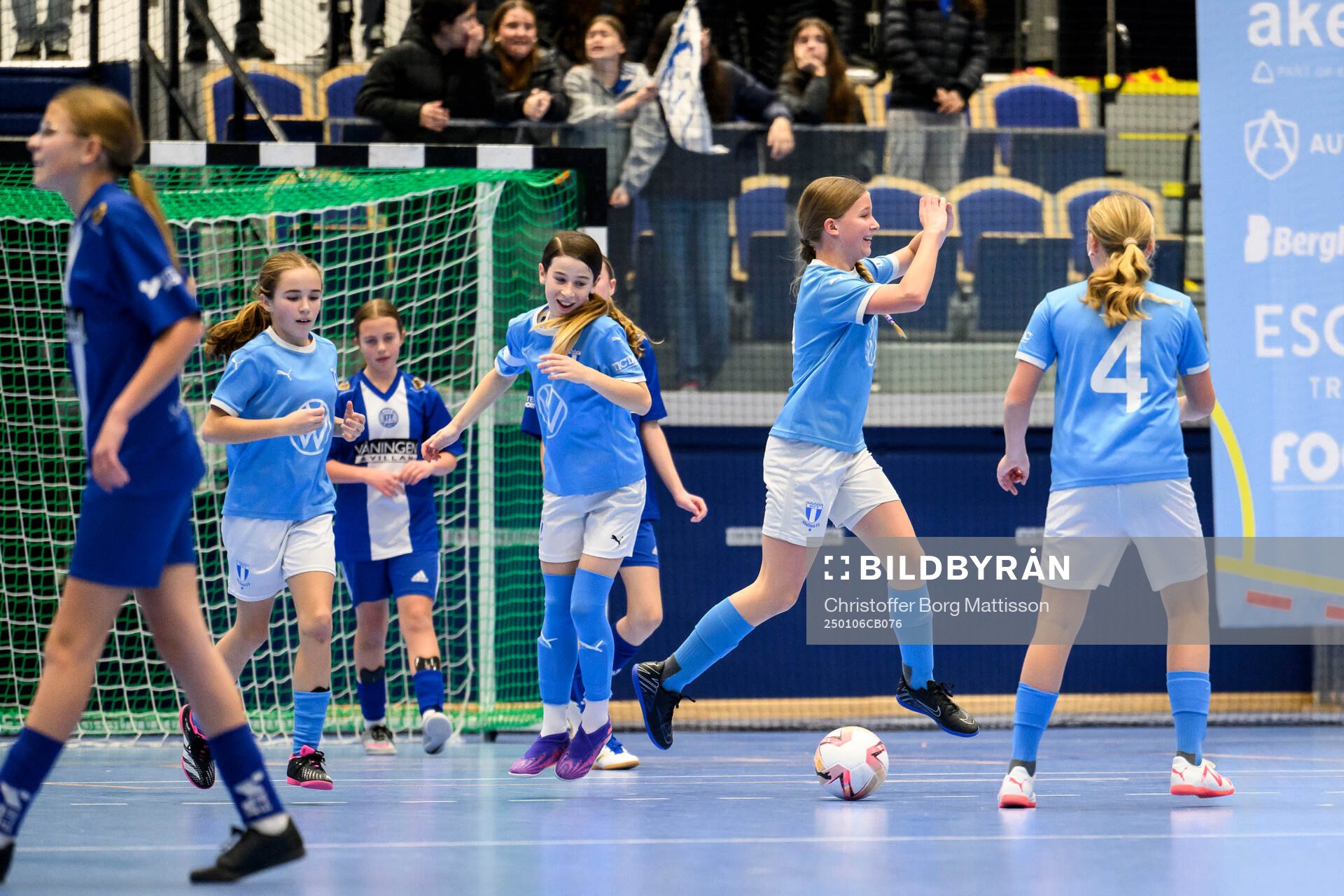 Deltagare jublar under ungdomsturneringen Skånecupen i fotboll den 6 januari 2025 i Malmö. 