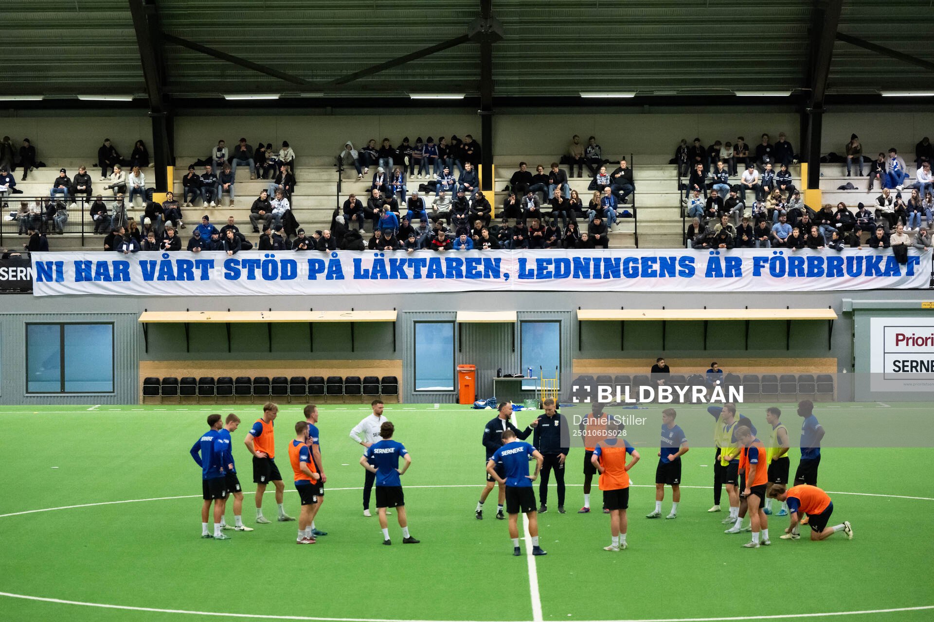 Publik med banderoll