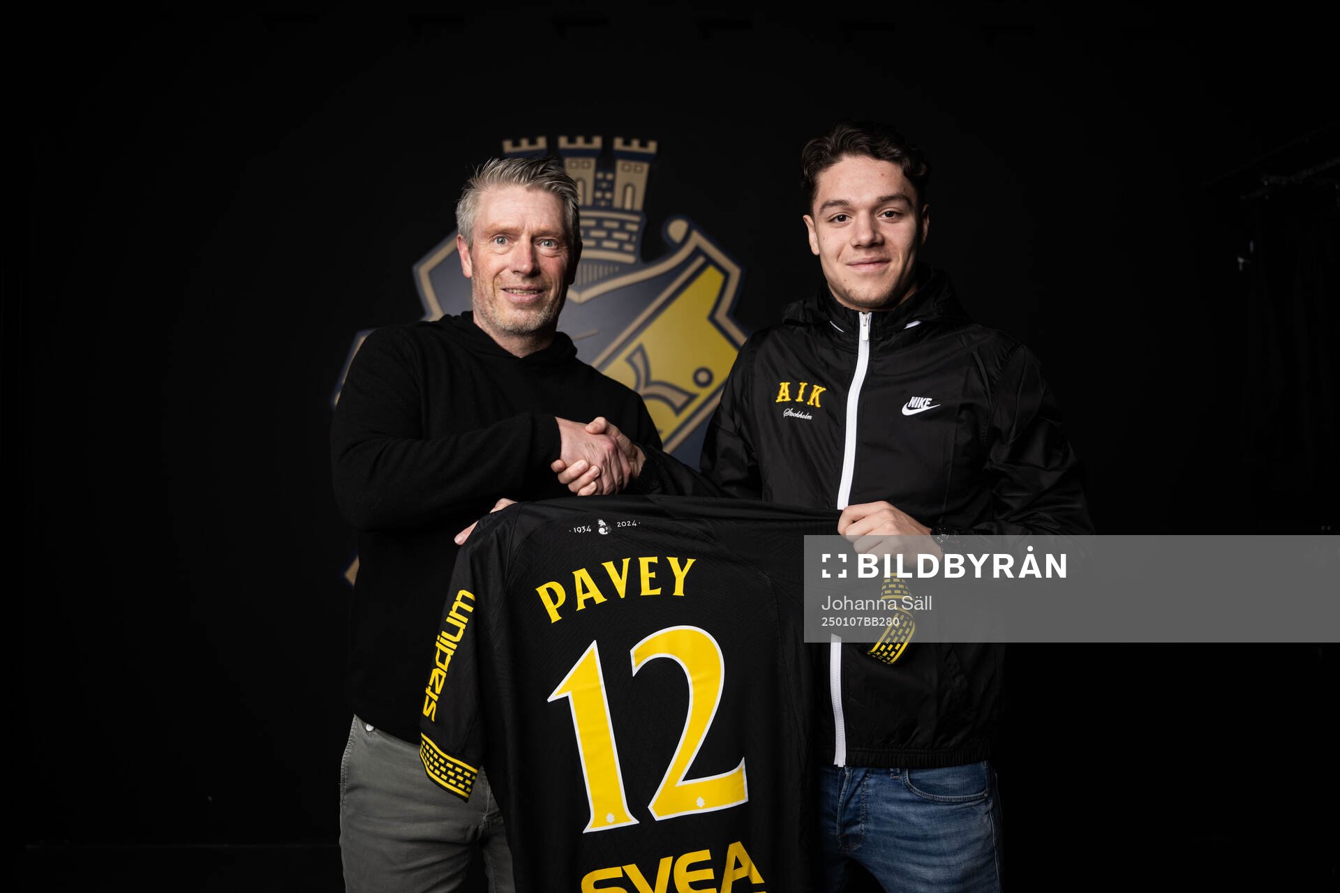 AIKs sportchef Thomas Berntsen och Charlie Pavey