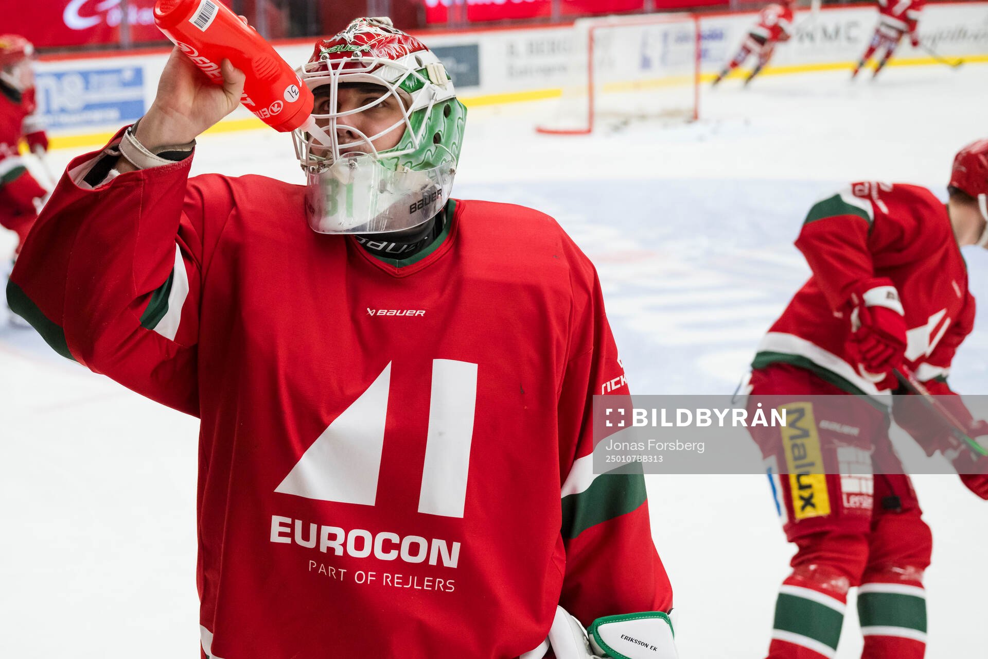 Modos målvakt Olle Eriksson Ek innan ishockeymatchen i SHL