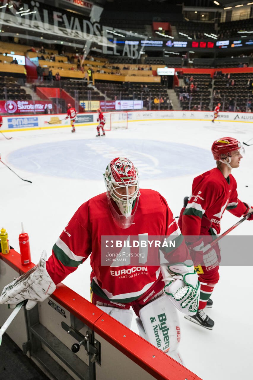 Modos målvakt Olle Eriksson Ek innan ishockeymatchen i SHL