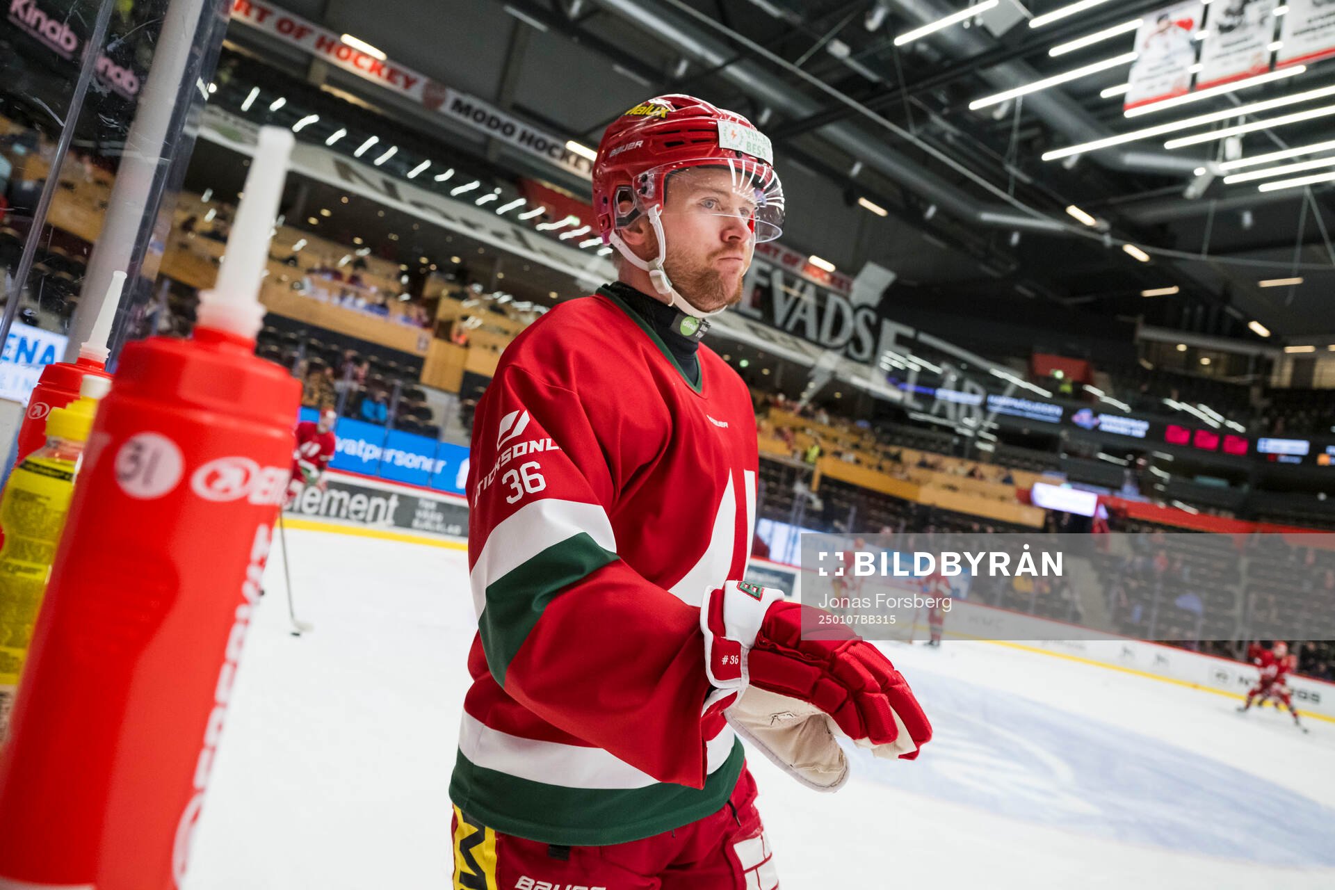 Modos Sebastian Ohlsson innan ishockeymatchen i SHL mellan
