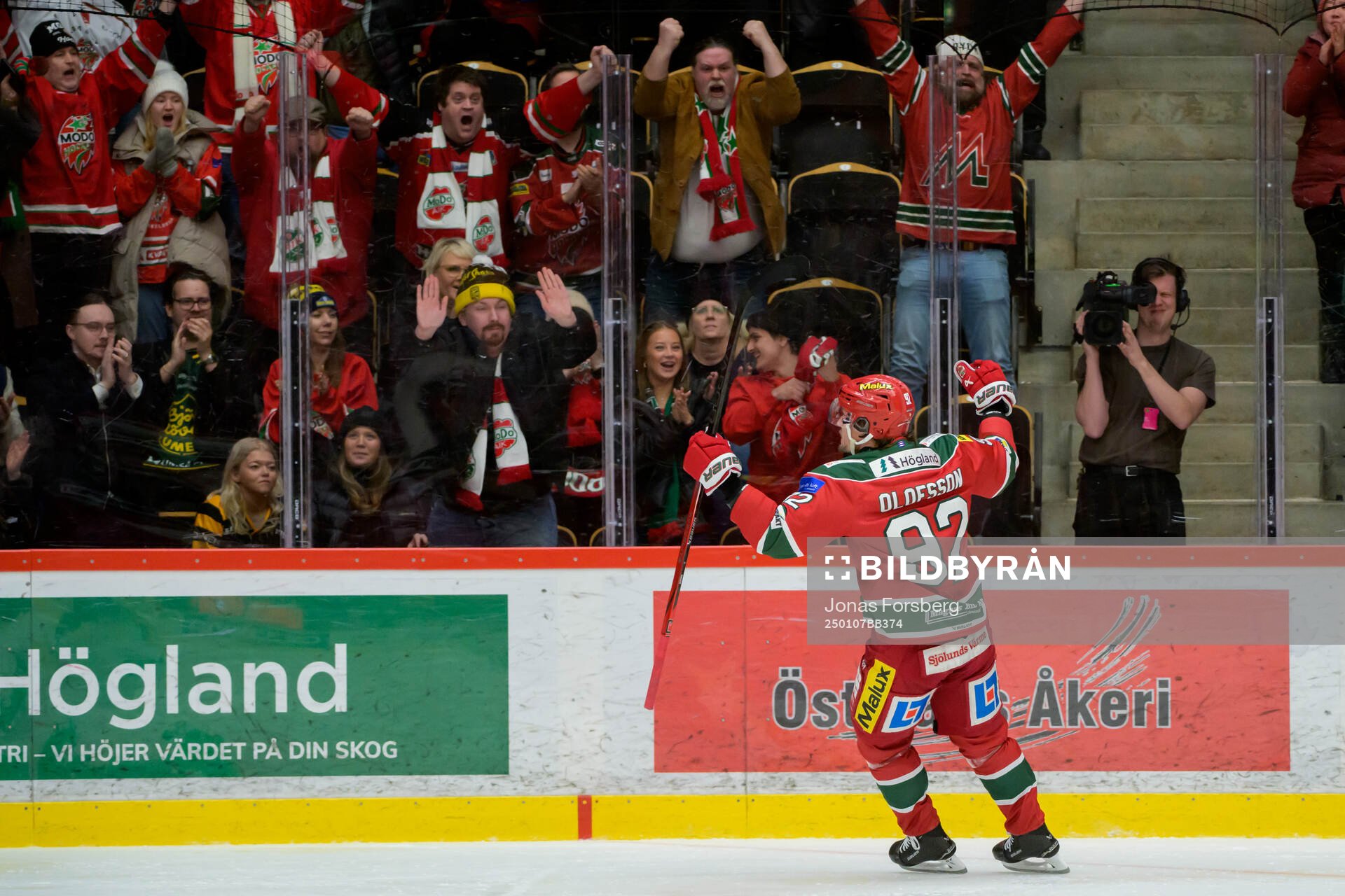 Modos Jesper Olofsson jublar