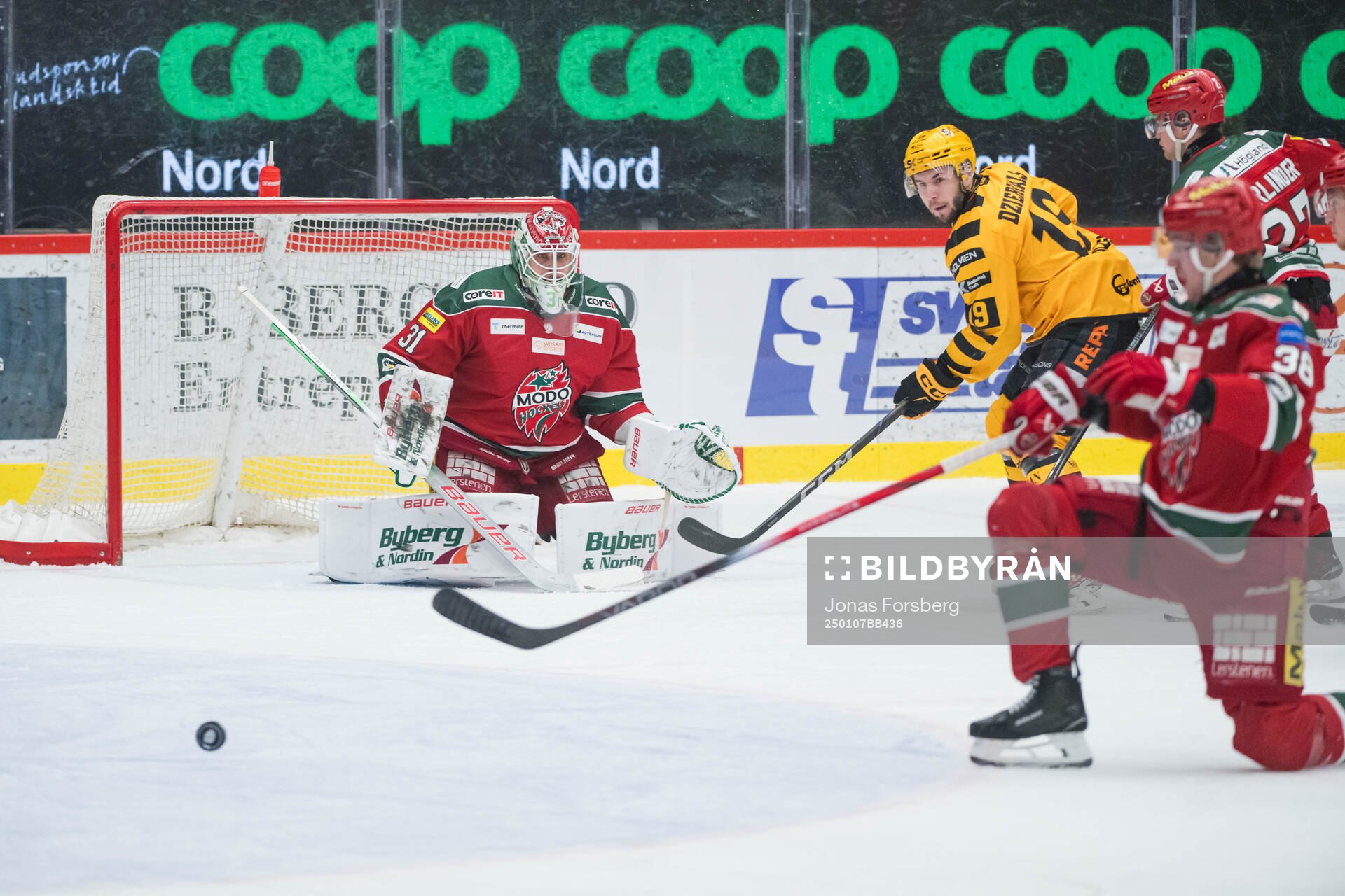 Modos målvakt Olle Eriksson Ek och Skellefteås Martins