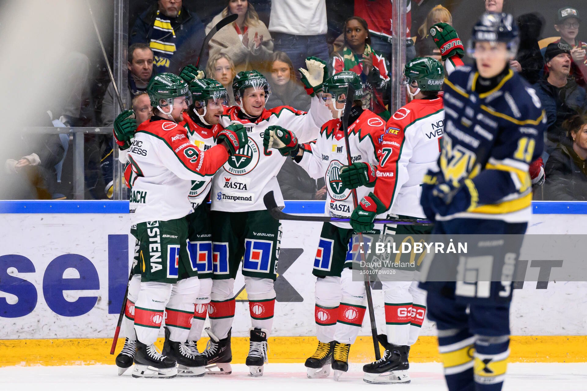 Frölundas Erik Thorell och Max Friberg jublar