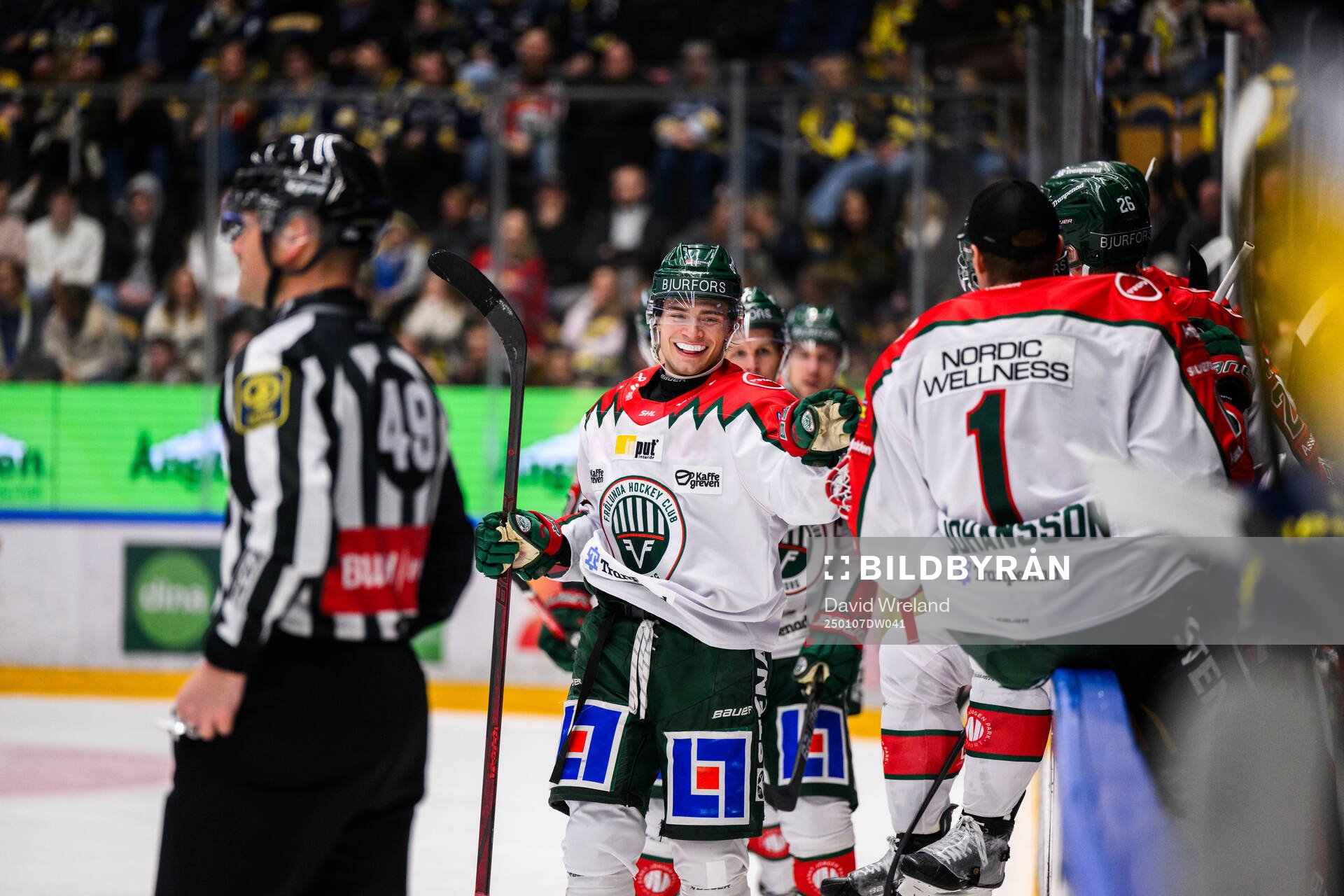 Frölundas Isac Born jublar fetr0-2under ishockeymatchen i