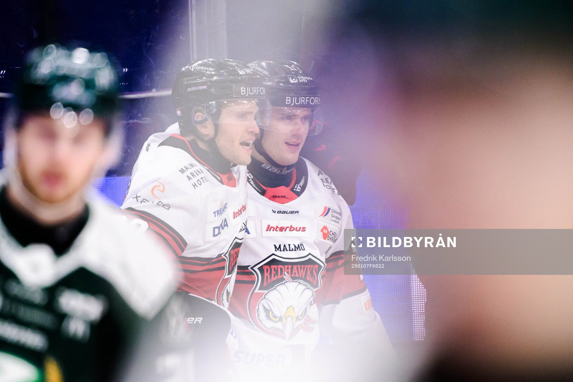 Malmö Redhawks Christoffer Forsberg och Nikola Pasic jublar