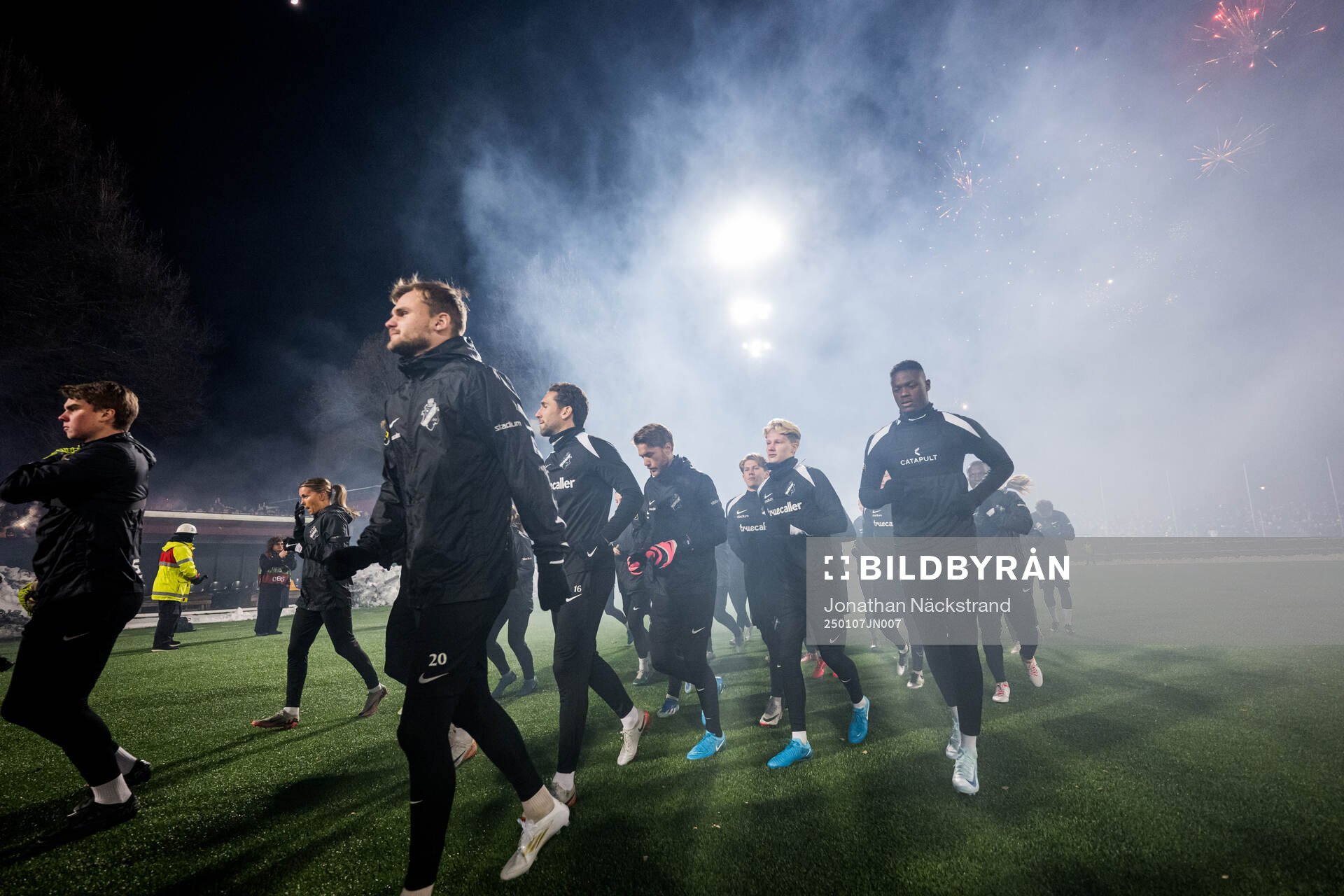 AIKs spelare under en gemensam fotbollsträning med AIK:s herr- och damlag den 7 januari 2025 i Stockholm. 