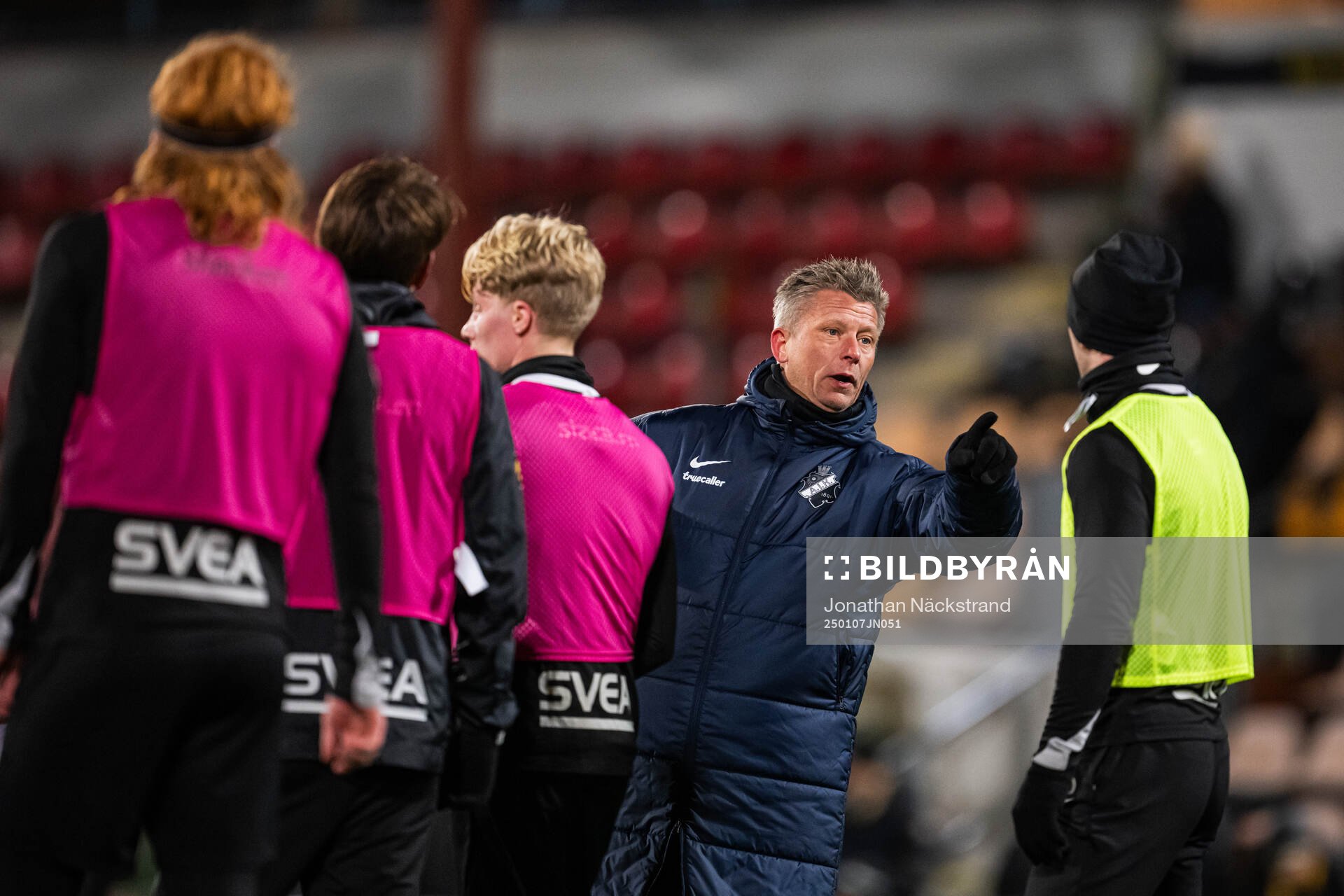 AIK:s chefstränare Mikkjal Thomassen under en gemensam fotbollsträning med AIK:s herr- och damlag den 7 januari 2025 i Stockholm. 
