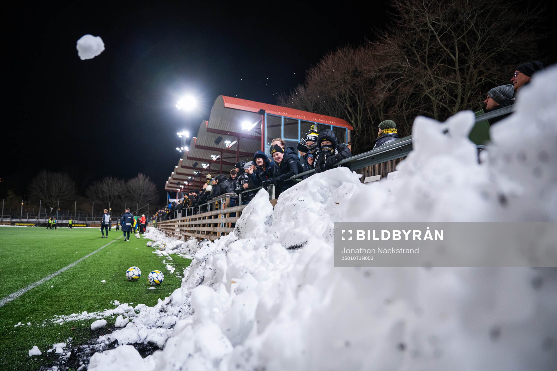 Snö under en gemensam fotbollsträning med AIK:s herr- och damlag den 7 januari 2025 i Stockholm. 