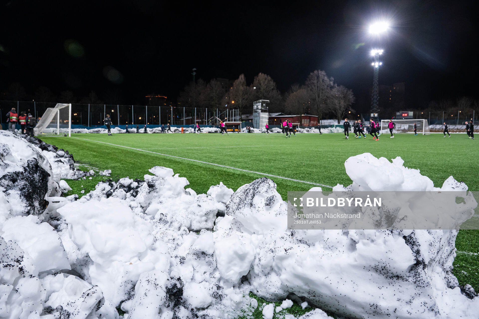 Snö under en gemensam fotbollsträning med AIK:s herr- och damlag den 7 januari 2025 i Stockholm. 
