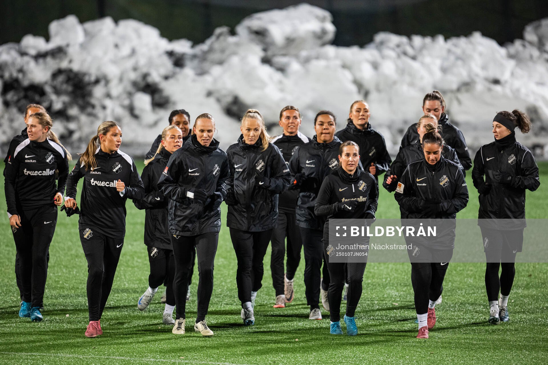 AIK:s spelare under en gemensam fotbollsträning med AIK:s herr- och damlag den 7 januari 2025 i Stockholm. 