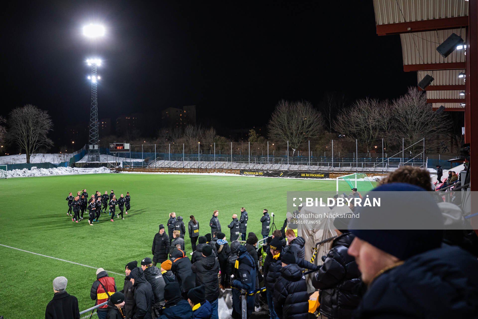 AIK:s spelare under en gemensam fotbollsträning med AIK:s herr- och damlag den 7 januari 2025 i Stockholm. 