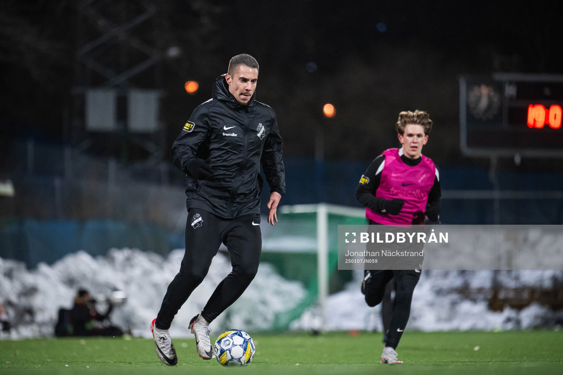 AIk:s Dino Beširović under en gemensam fotbollsträning med AIK:s herr- och damlag den 7 januari 2025 i Stockholm. 