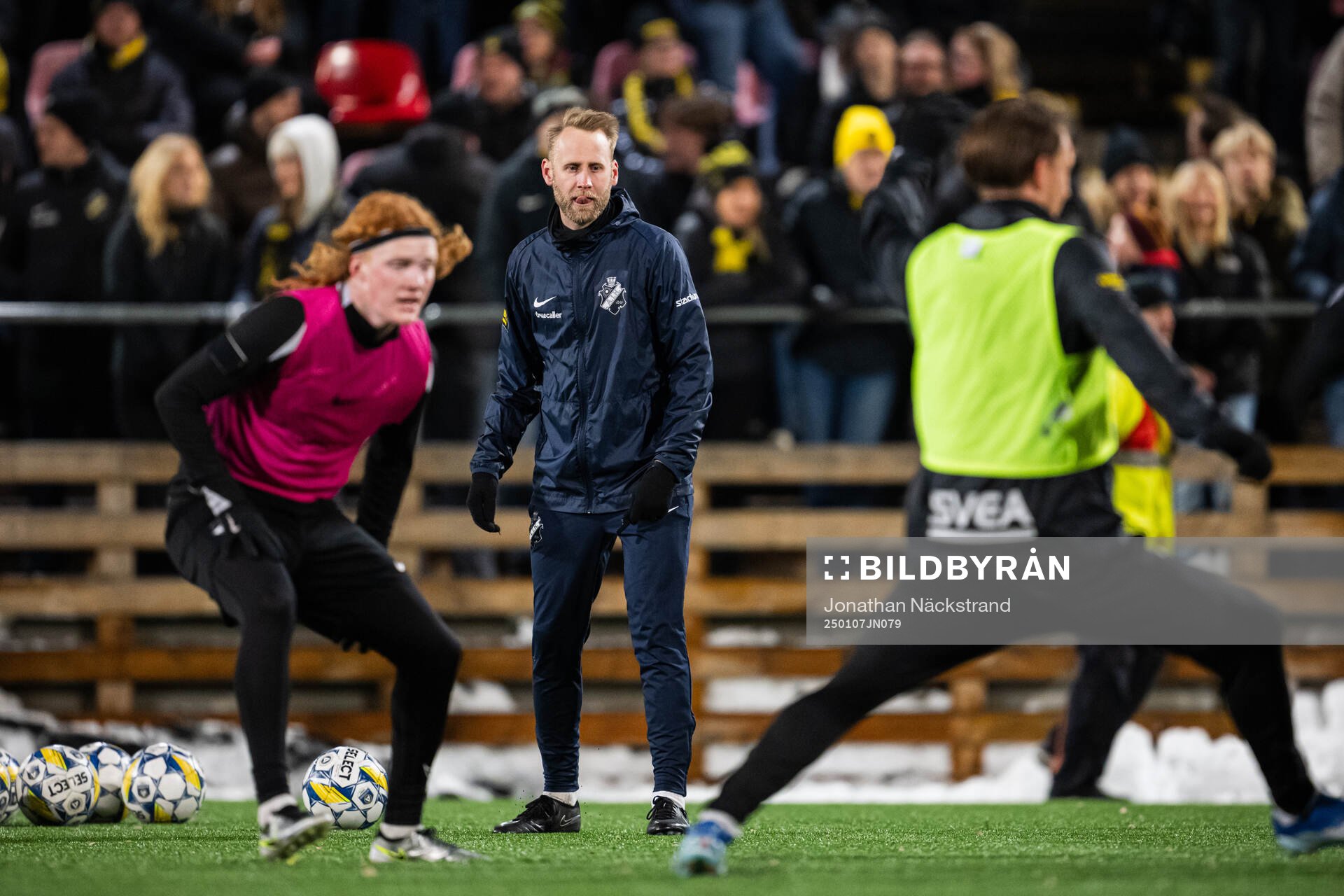 AIK:s assisterande tränare Nils Heingård under en gemensam fotbollsträning med AIK:s herr- och damlag den 7 januari 2025 i Stockholm.