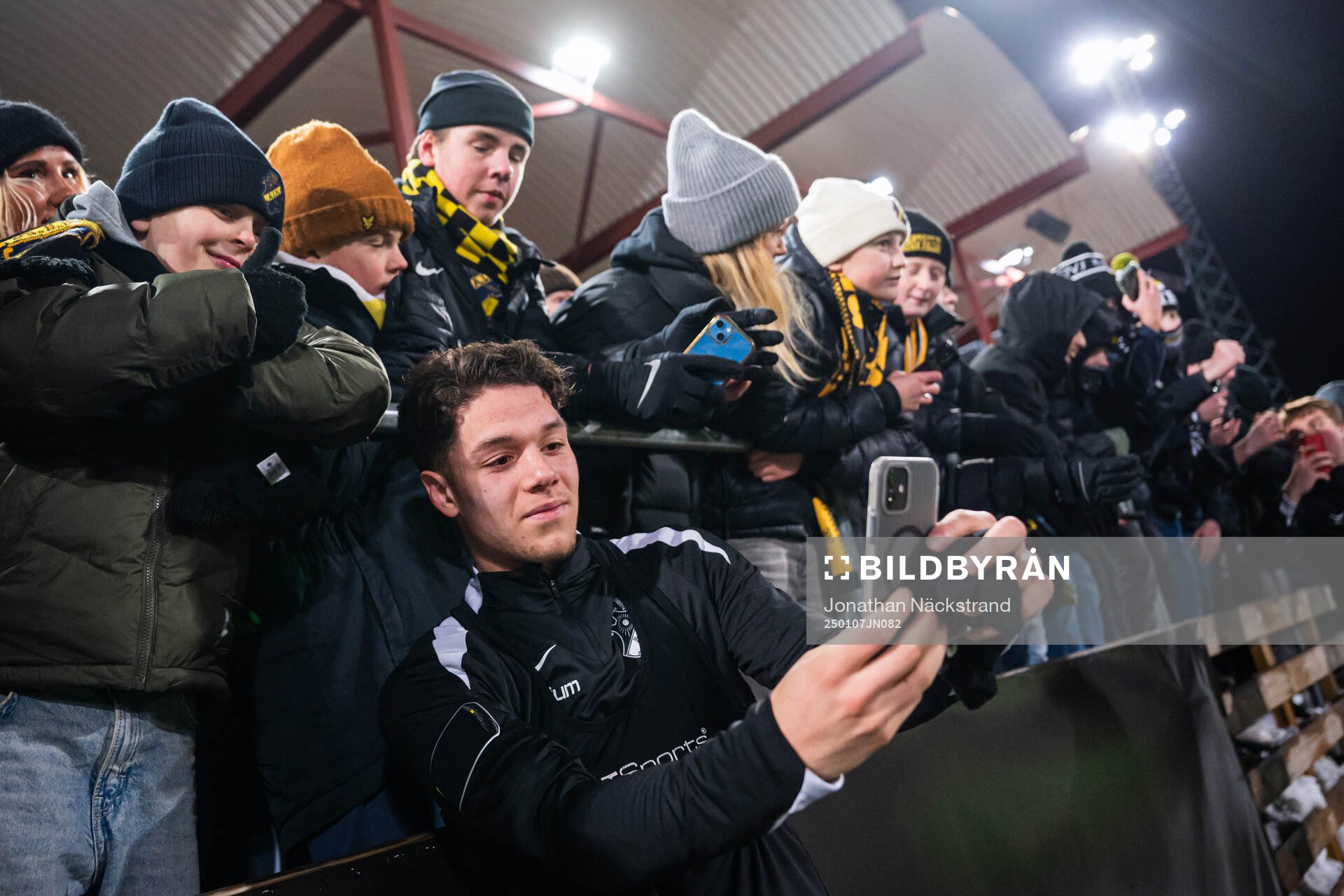 s Charlie Pavey med supportrar