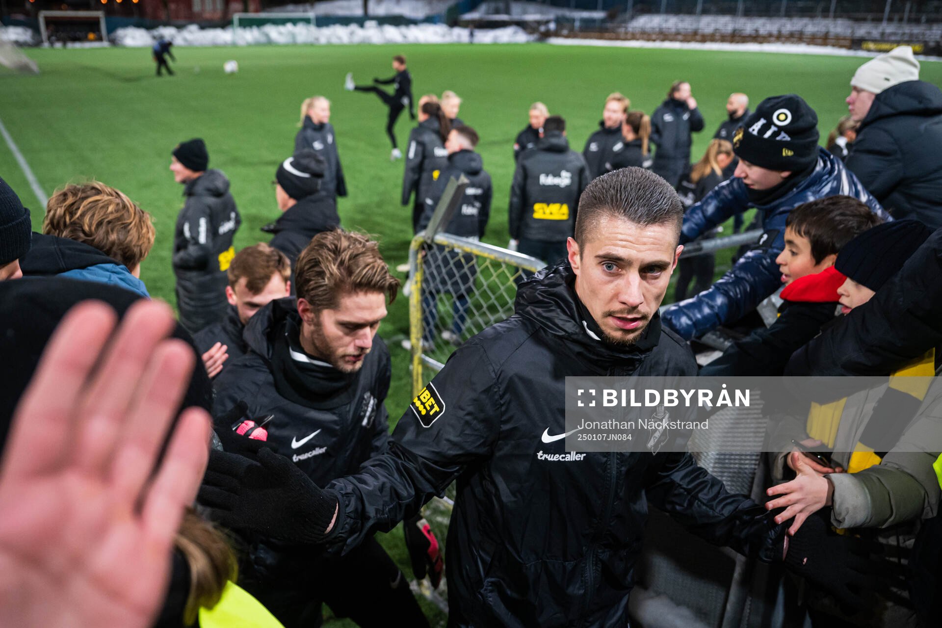 AIk:s Dino Beširović under en gemensam fotbollsträning med AIK:s herr- och damlag den 7 januari 2025 i Stockholm. 