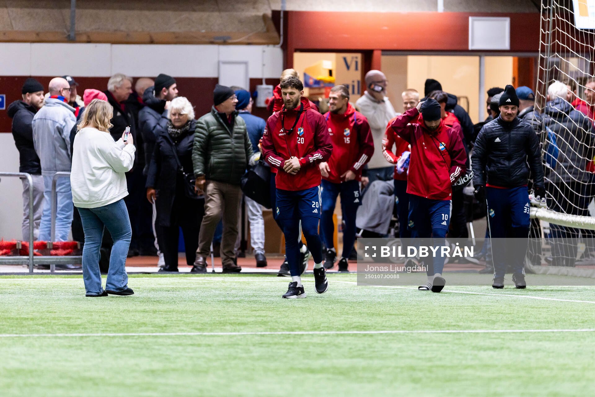 Östers spelare på väg till en träning med Östers IF