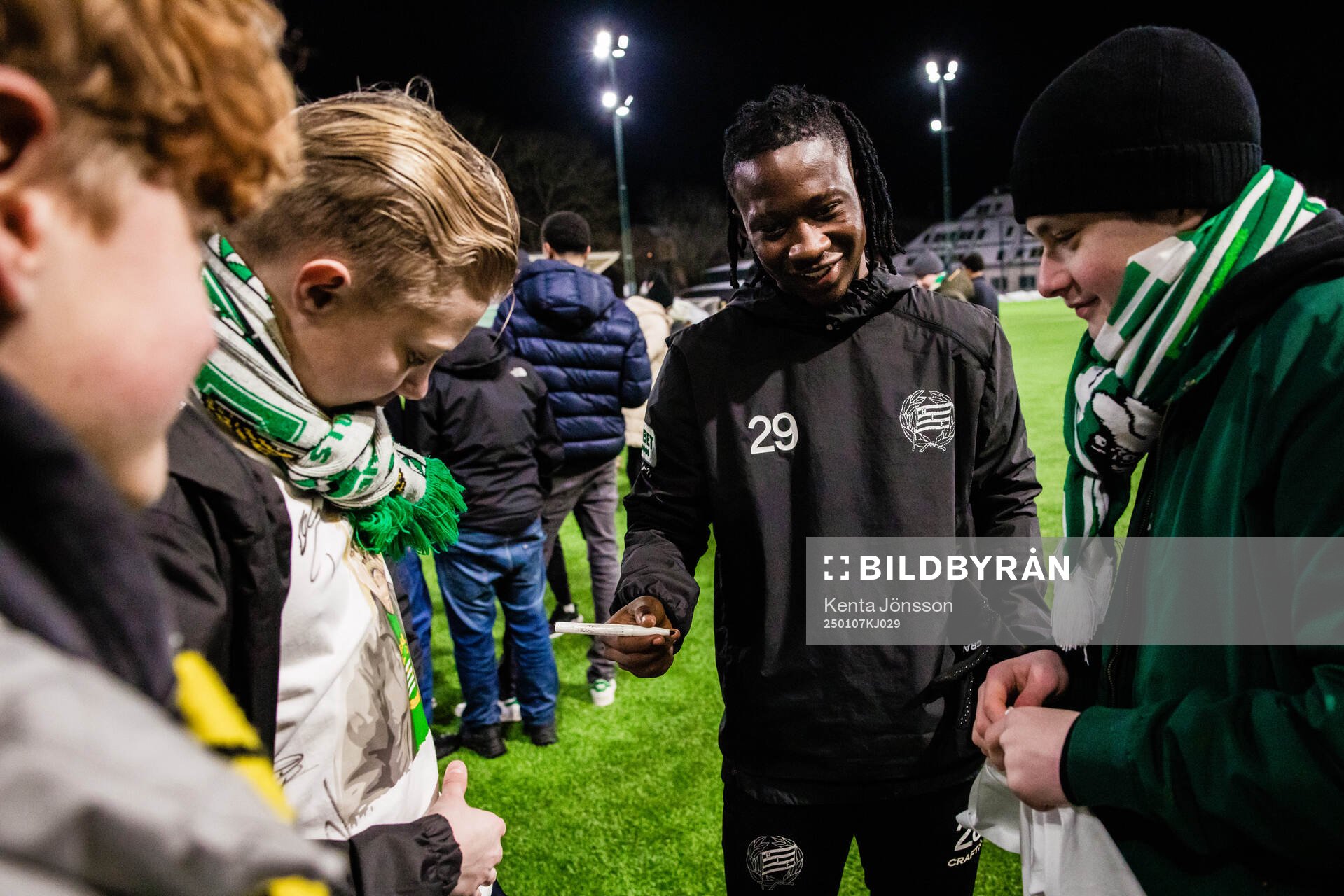 Elohim Kaboré med supportrar