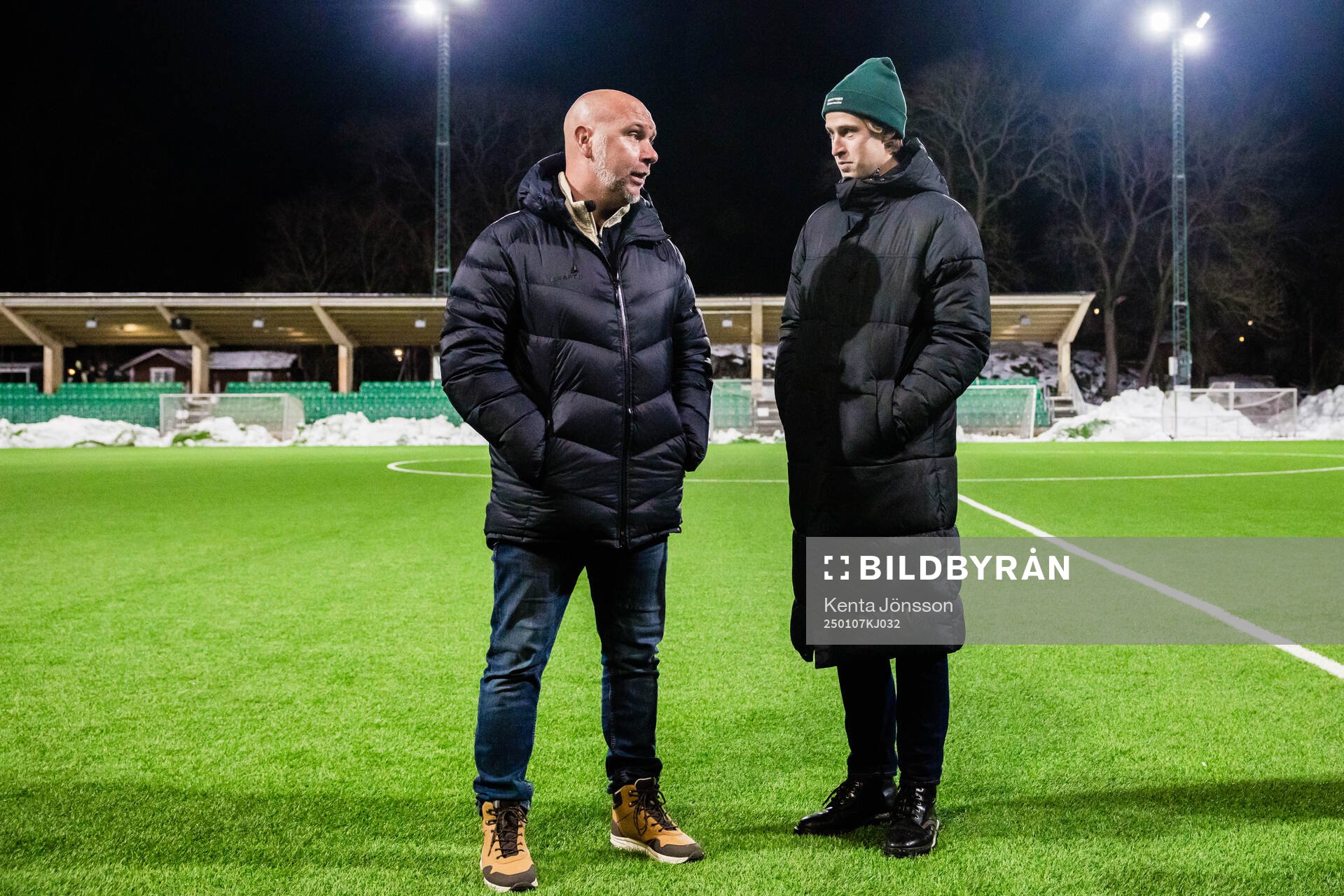 Sportchef Mikael Hjelmberg och teknisk chef Adrian von Heijne under en träning med Hammarby den 7 januari 2025 i Stockholm. 
