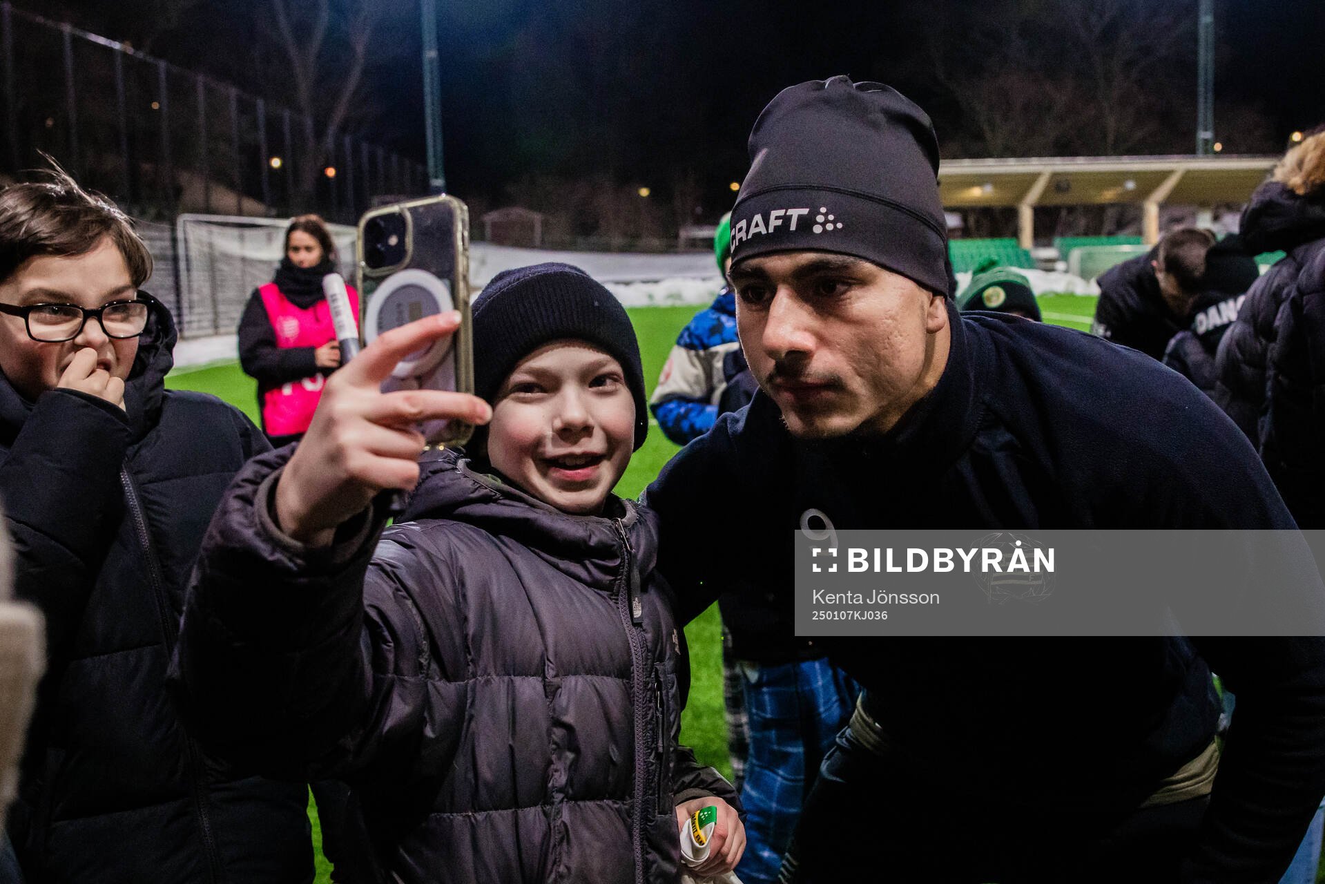 Jusef Erabi med supportrar