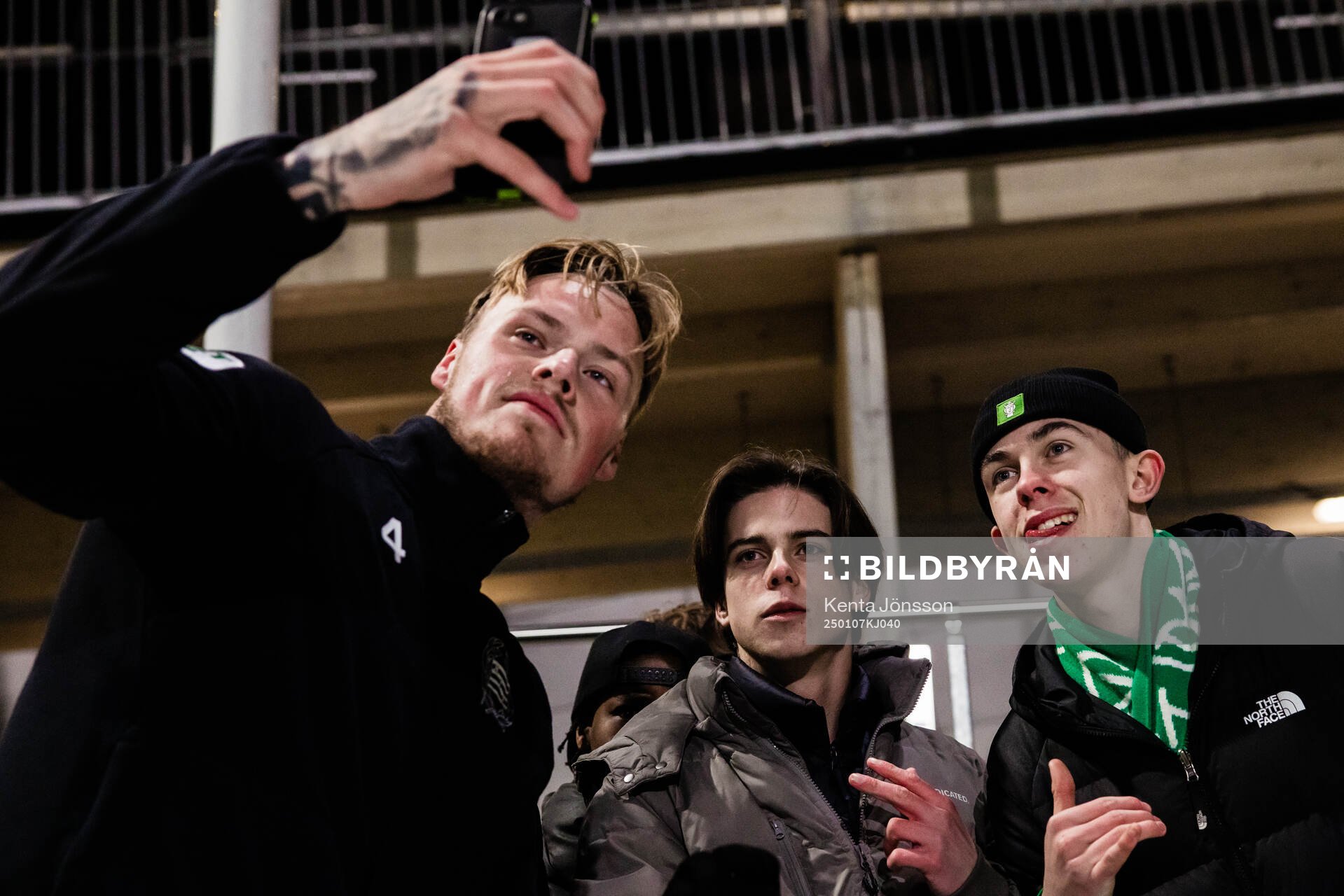 Victor Eriksson med supportrar
