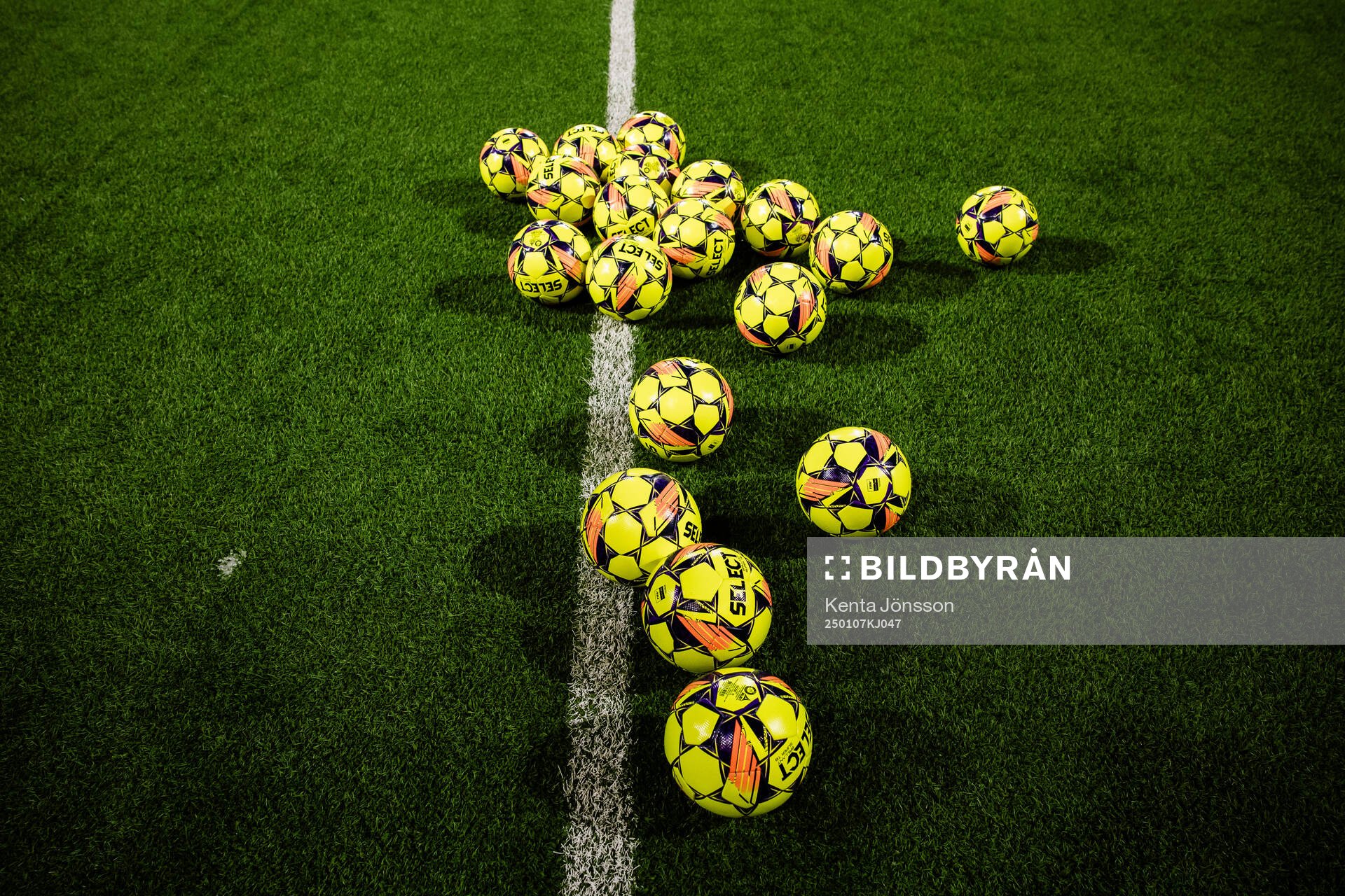 Fotbollar på konstgräs
