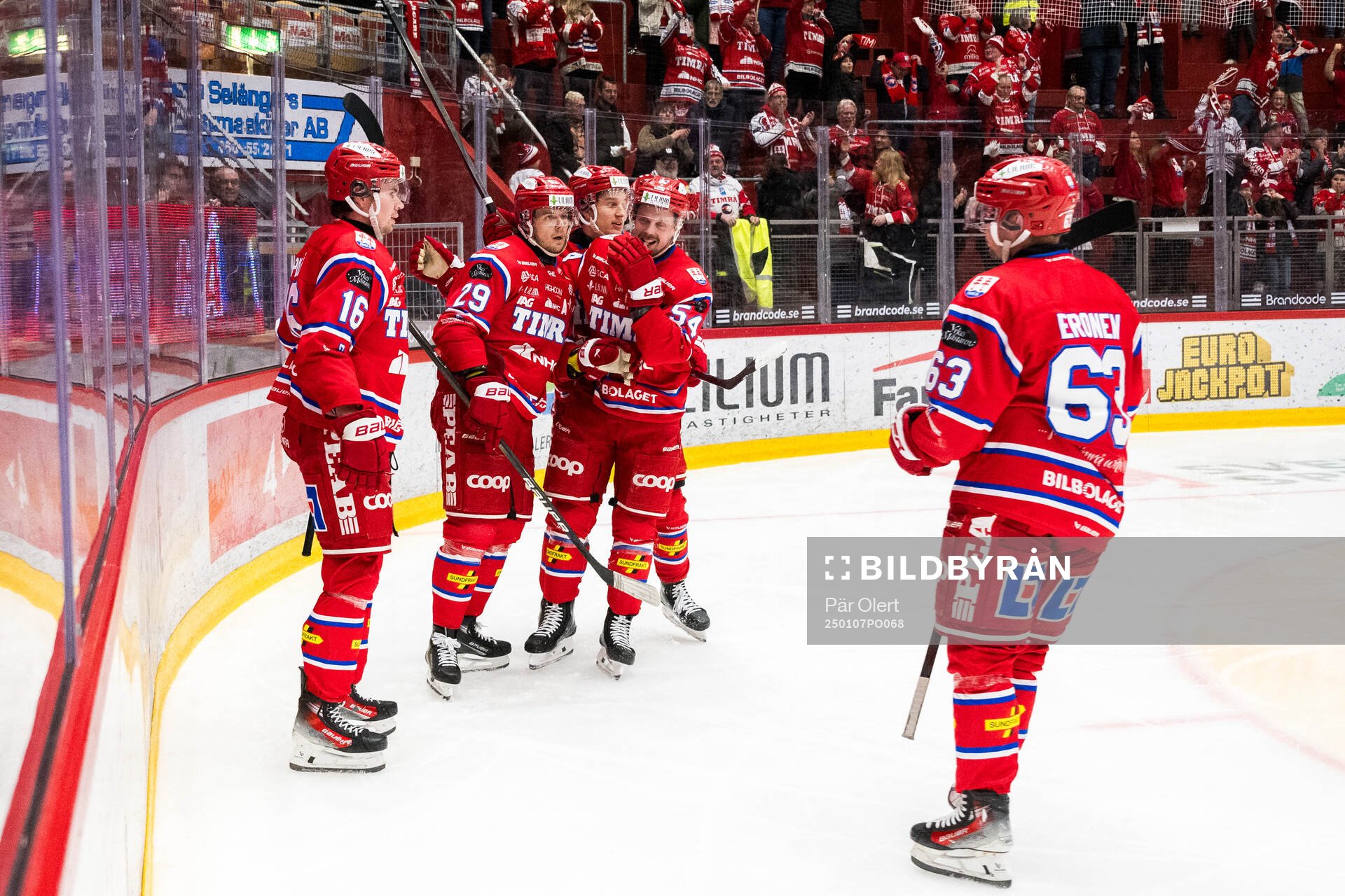 Timrås Filip Hållander jublar