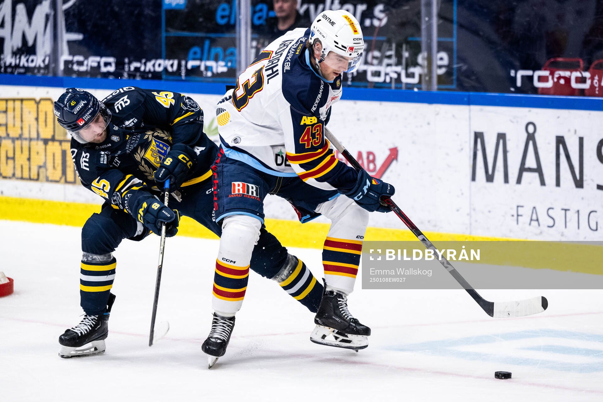 Södertäljes Sebastian Dyk och Djurgårdens Max Krogdahl