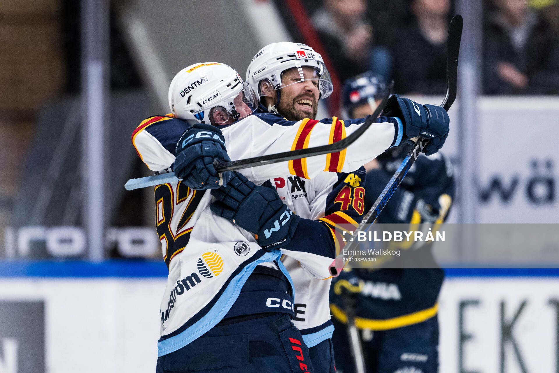 Djurgårdens Dick Axelsson och Colby Sissons jublar