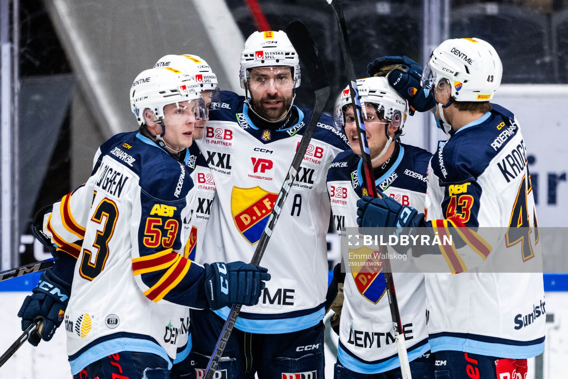 Djurgårdens Ludvig Rensfeldt jublar med David Blomgren,