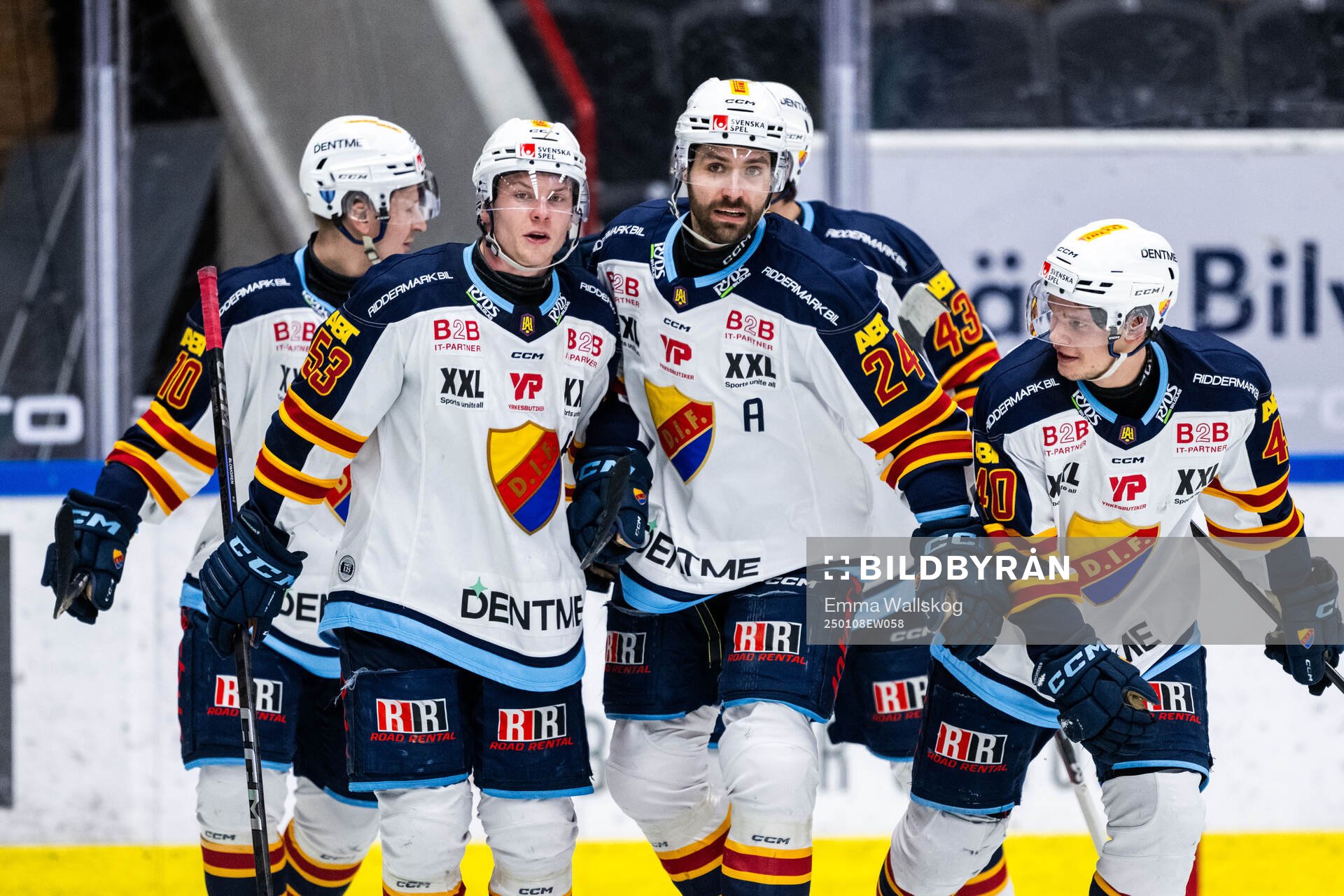 Djurgårdens Ludvig Rensfeldt jublar med David Blomgren och
