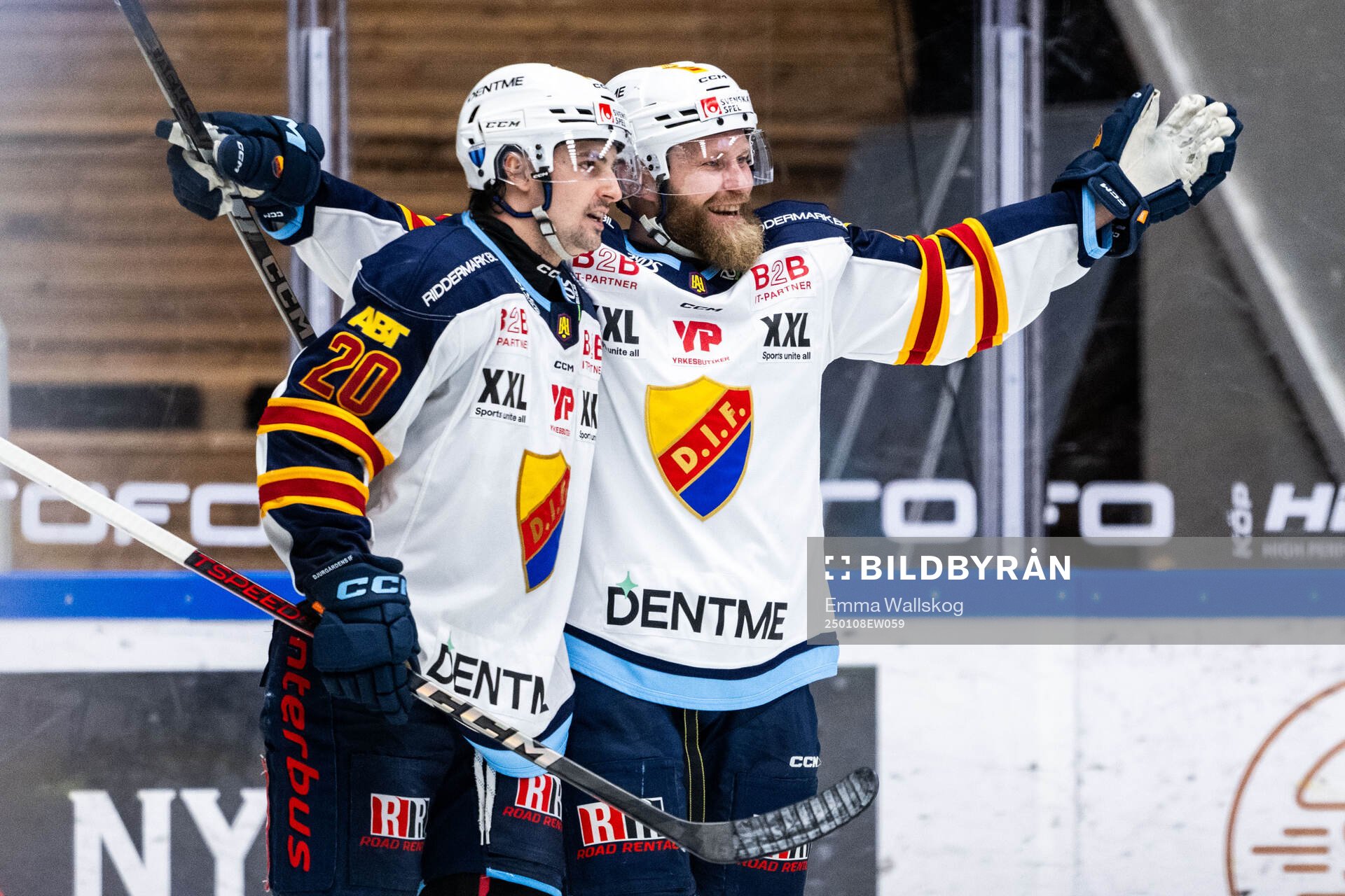 Djurgårdens Patrick Thoresen jublar med Jonathan Tychonick