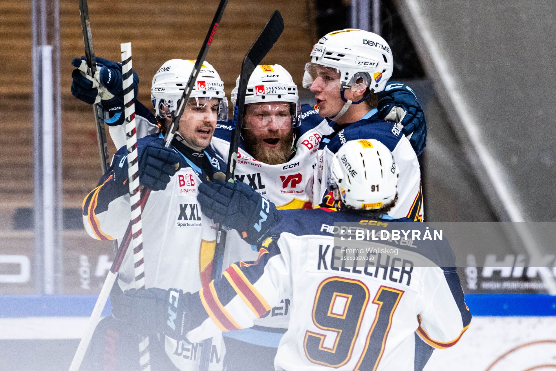 Djurgårdens Patrick Thoresen jublar med Jonathan Tychonick