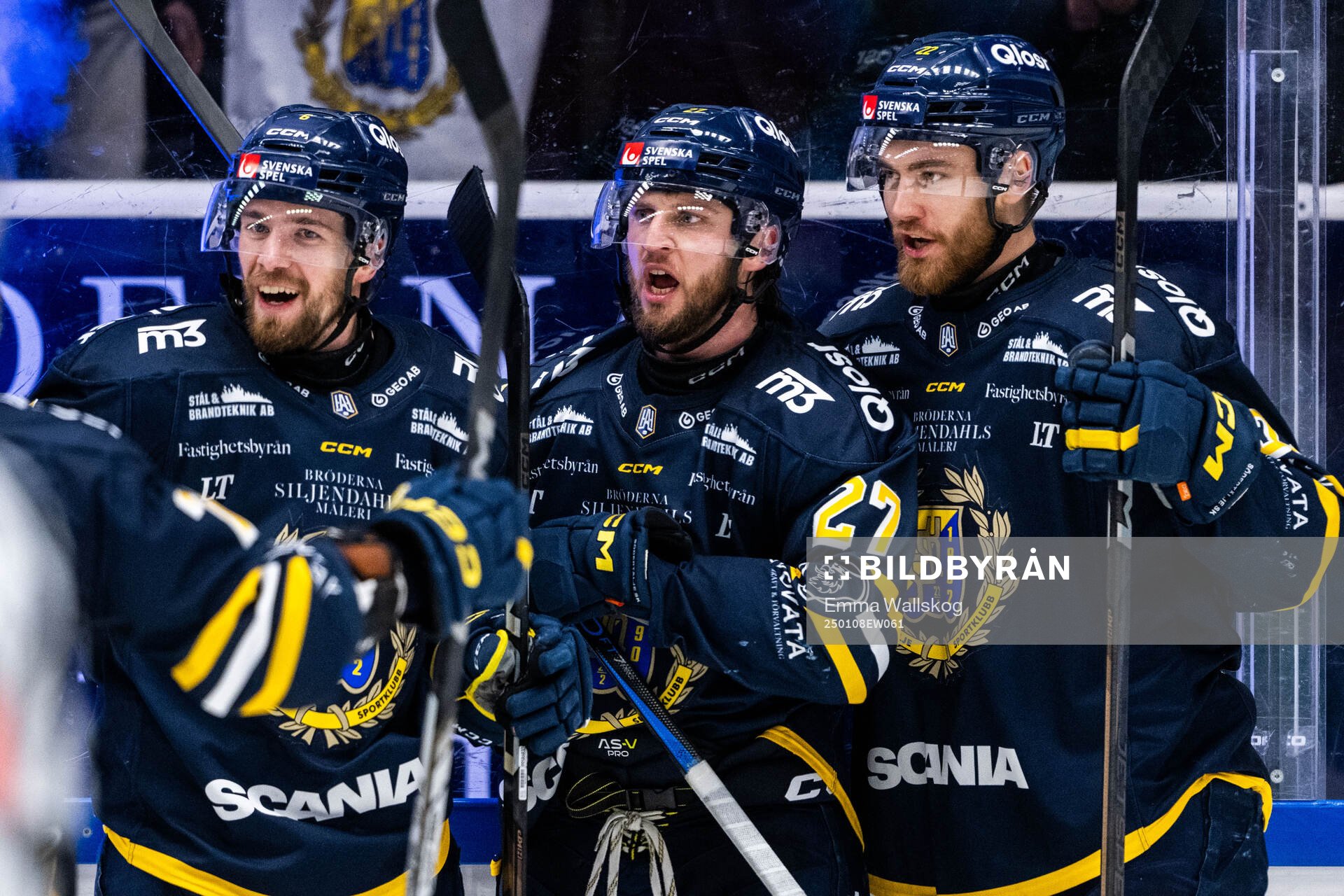 Södertäljes Daniel Norbe jublar med Olli Vainio och