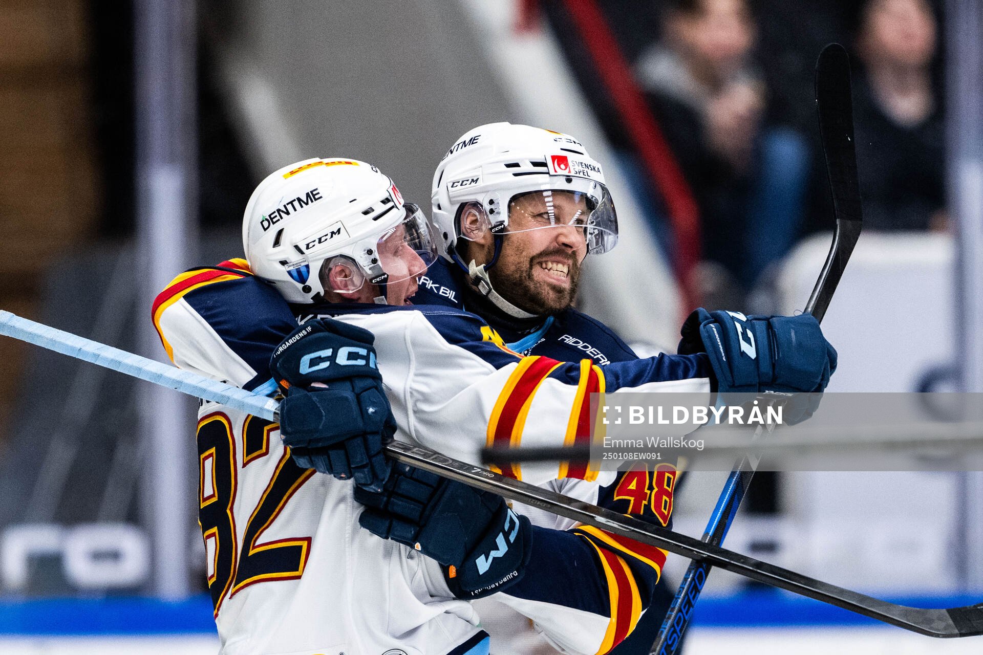 Djurgårdens Dick Axelsson jublar med Colby Sissons