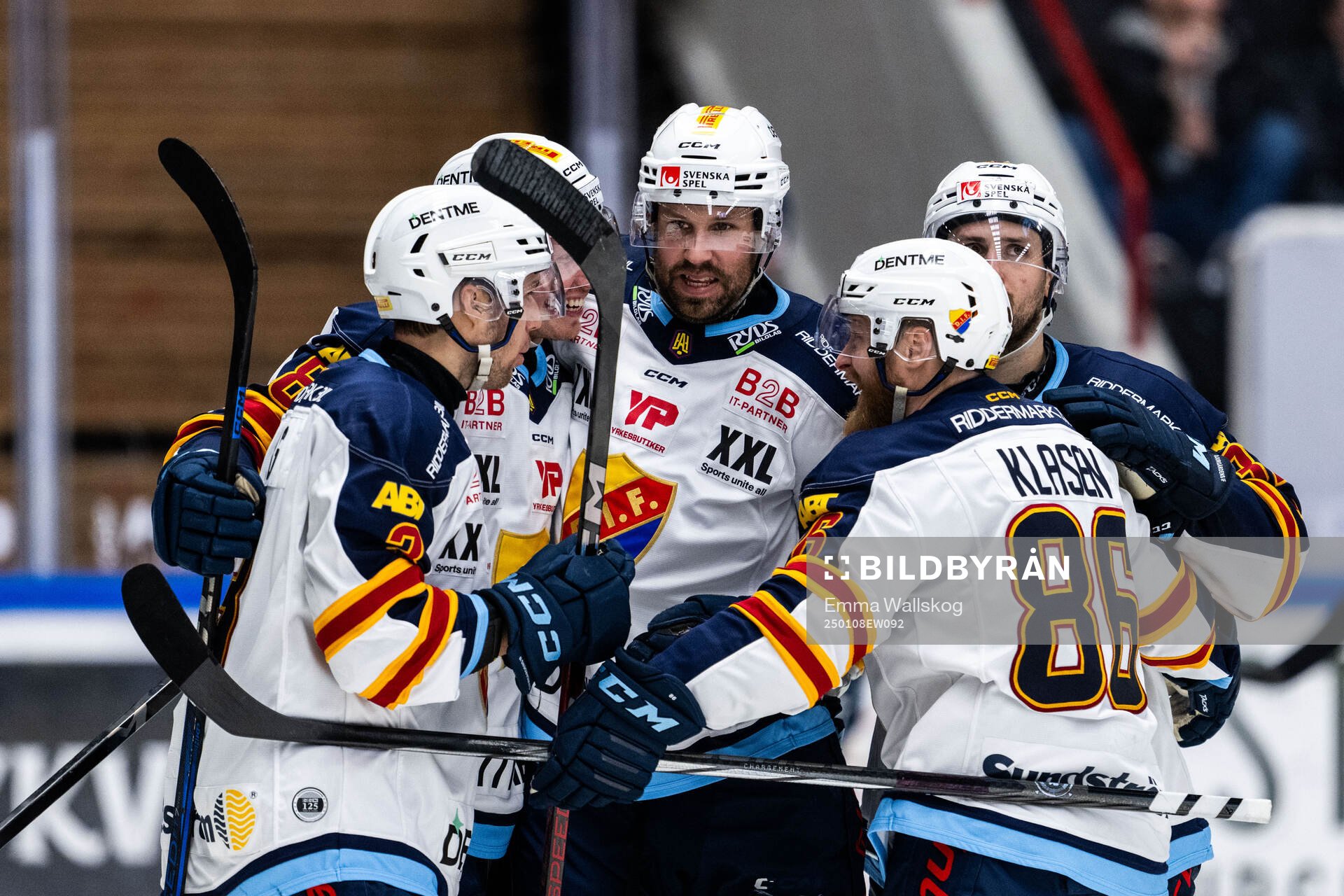 Djurgårdens Dick Axelsson jublar med lagkamrater