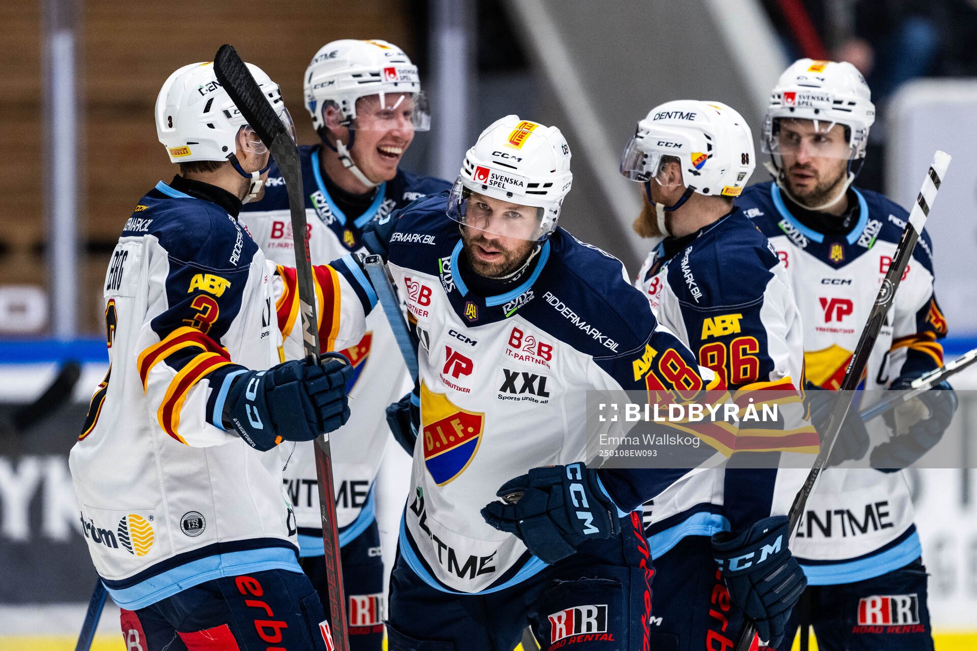 Djurgårdens Dick Axelsson jublar med lagkamrater