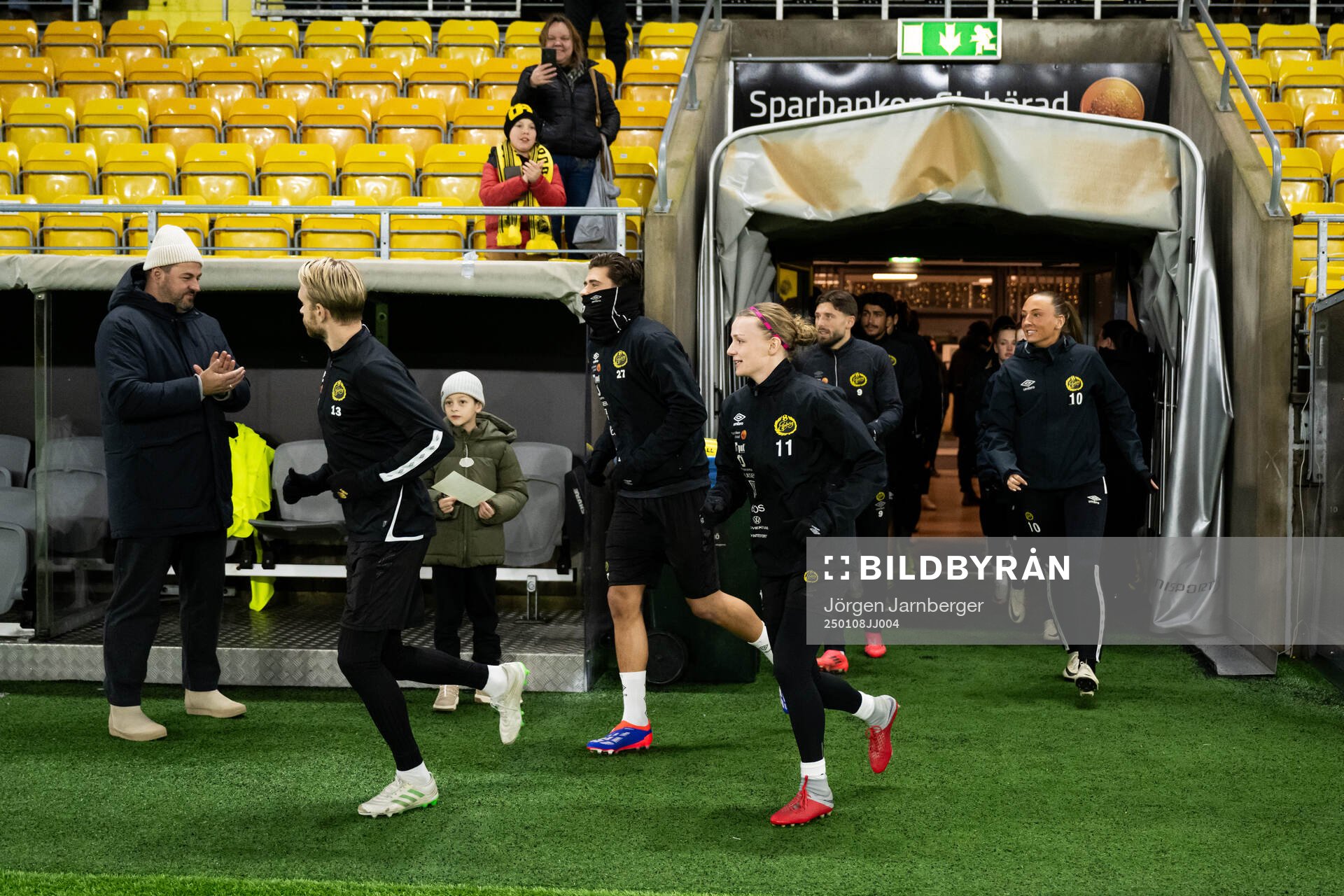 Lagen kommer in på arenan