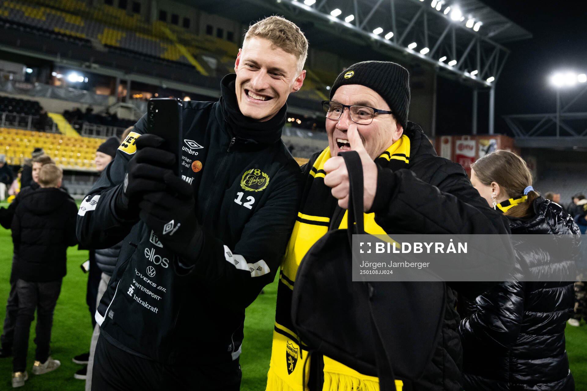 Spelarna tar selfies och skriver autografer med supportrar
