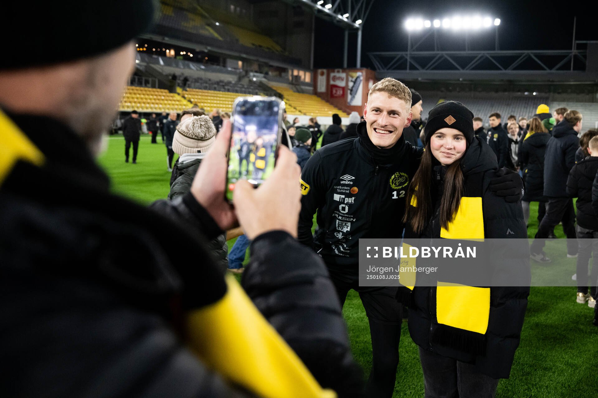 Spelarna tar selfies och skriver autografer med supportrar