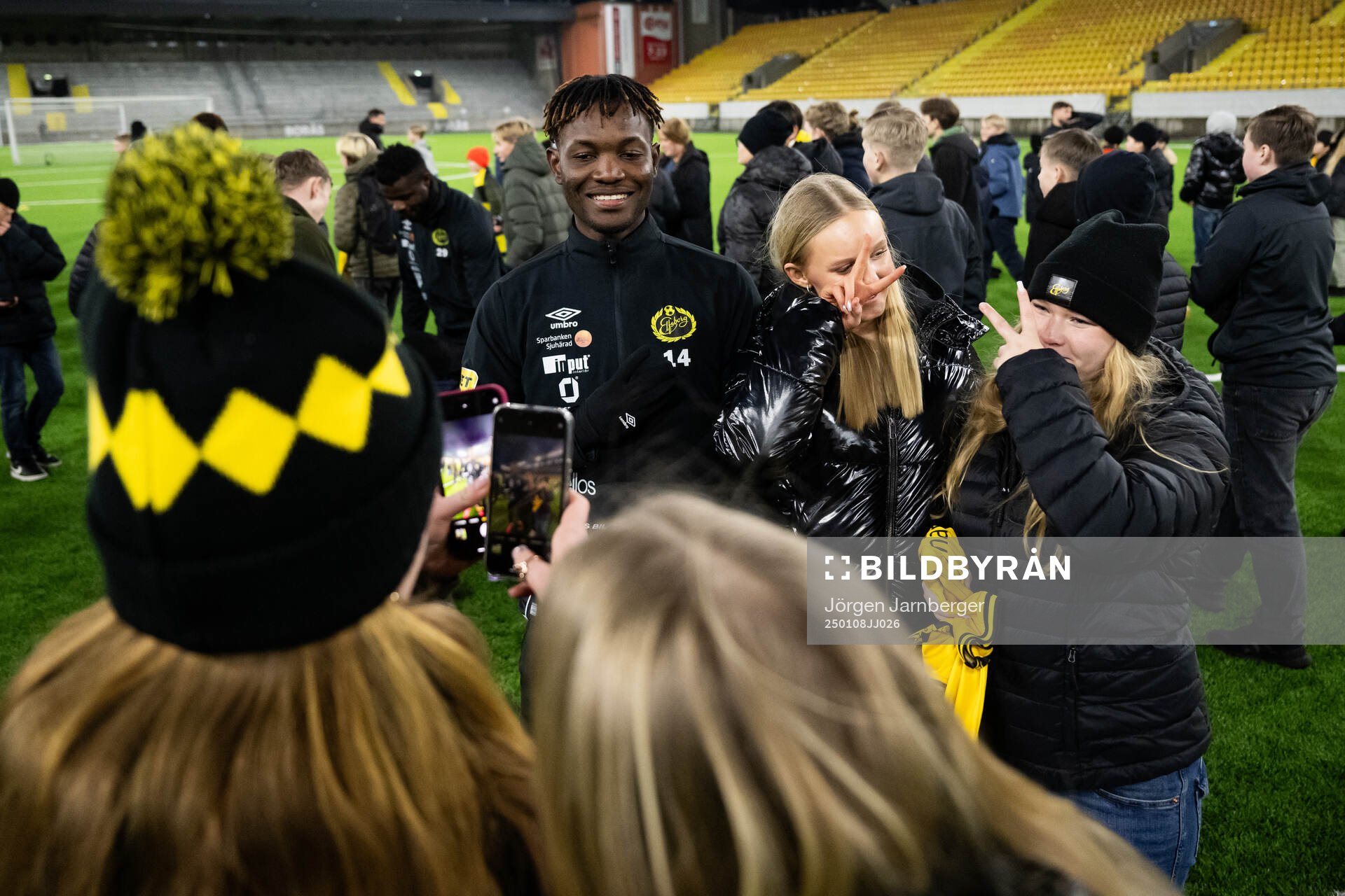 Spelarna tar selfies och skriver autografer med supportrar