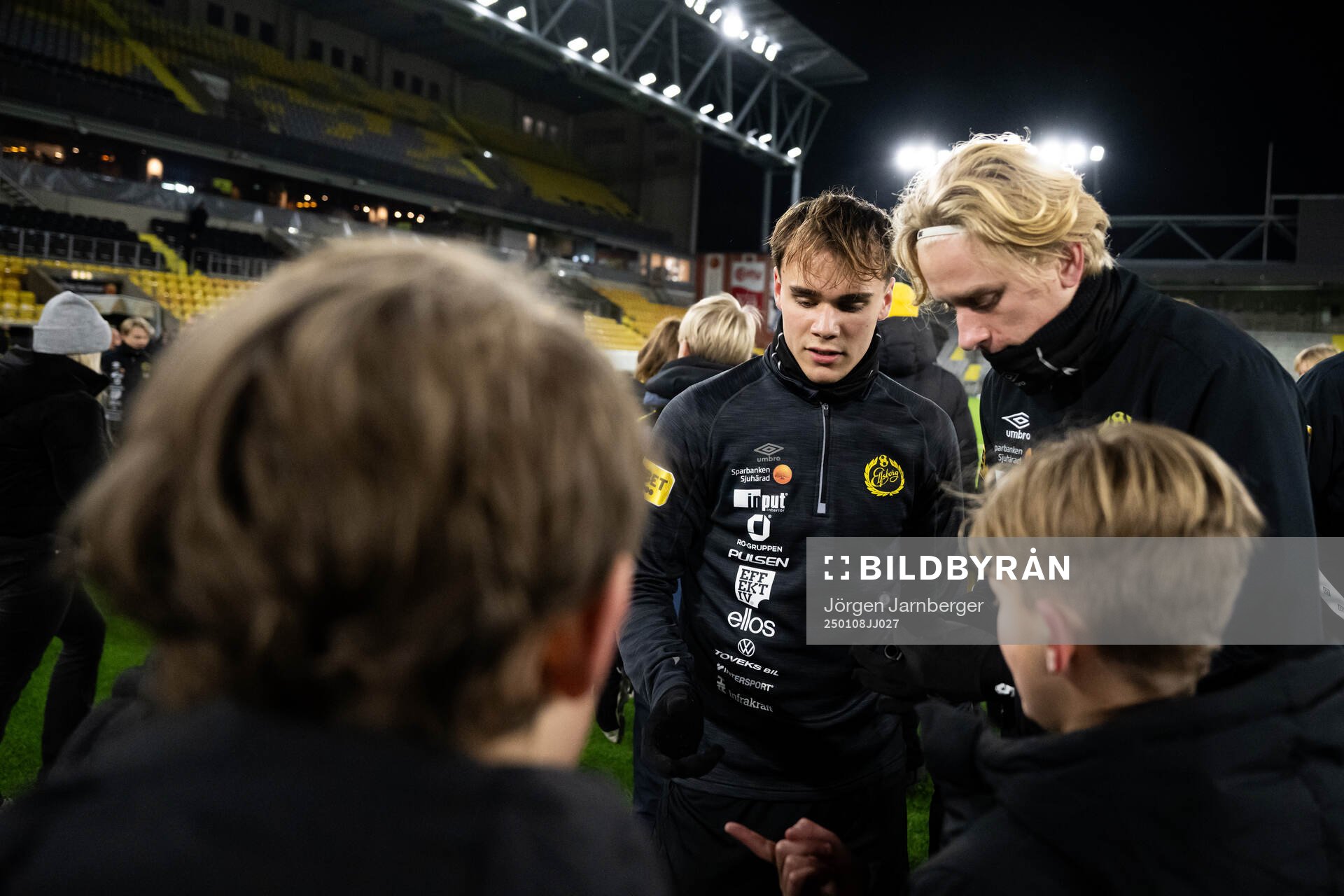 Spelarna tar selfies och skriver autografer med supportrar