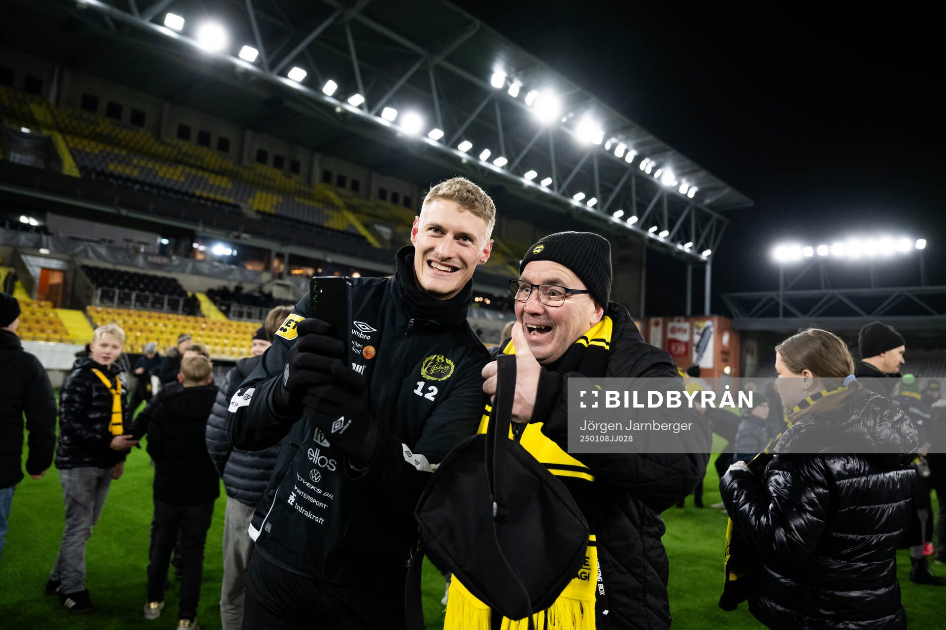 Spelarna tar selfies och skriver autografer med supportrar