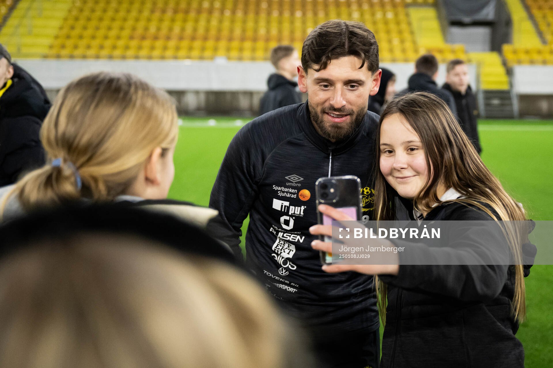 Spelarna tar selfies och skriver autografer med supportrar