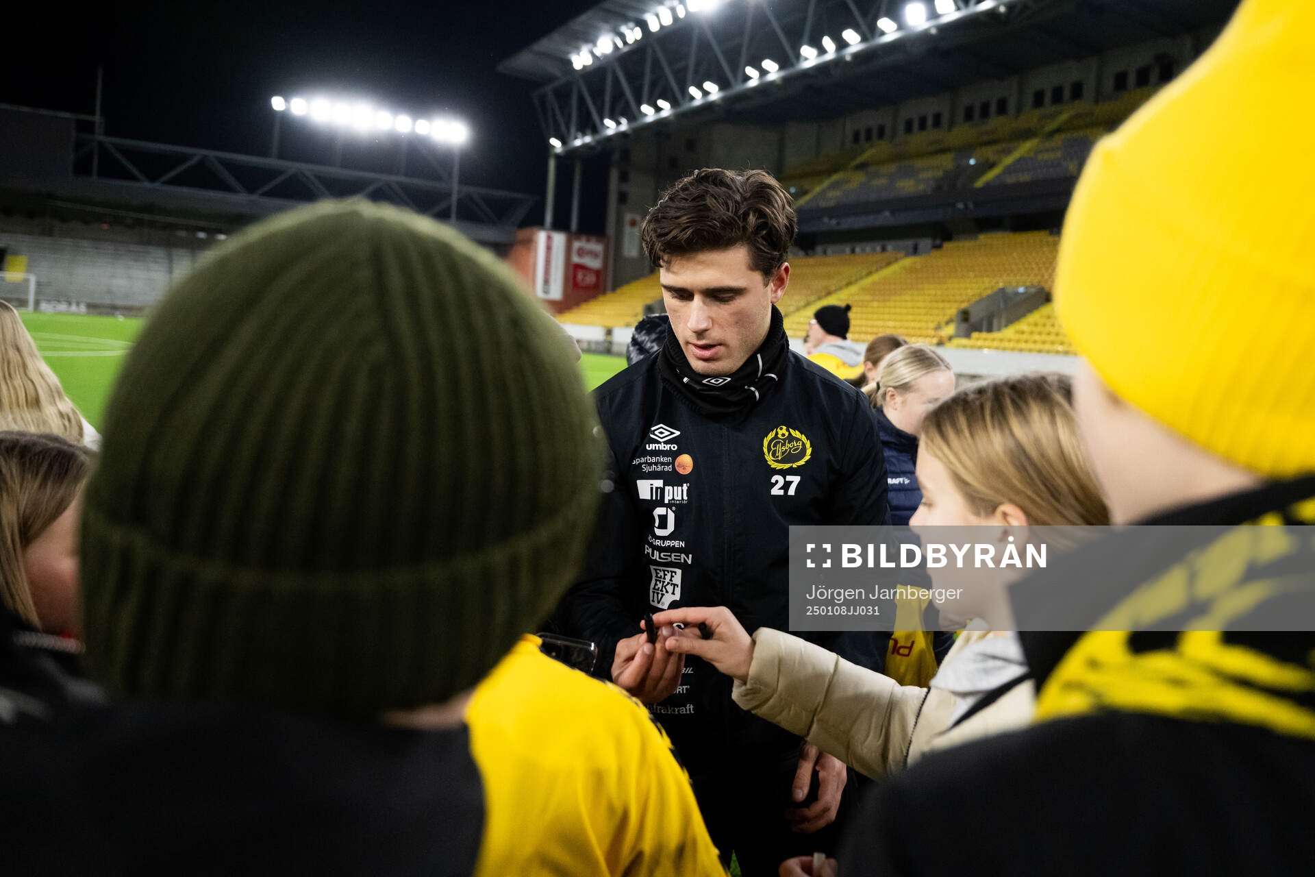 Spelarna tar selfies och skriver autografer med supportrar